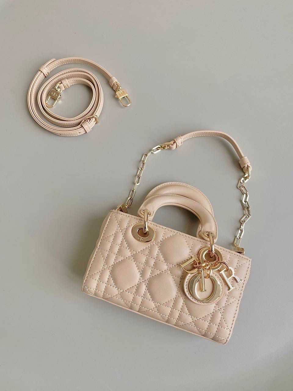 沙粉超迷你🤎🎀 𝗗𝗶𝗼𝗿 𝗗-𝗝𝗼𝘆 𝗯𝗮𝗴羊皮，新色 时尚果然就是轮回，回归了一把中古戴妃 长方包形，短链条➕细长肩带直接封神！！ 复古时髦感超强，真是什么场合都可以把住 绝对是lady中的天花板了，强势出圈啦姐妹们😍🤩 17.5×10.5×6cm