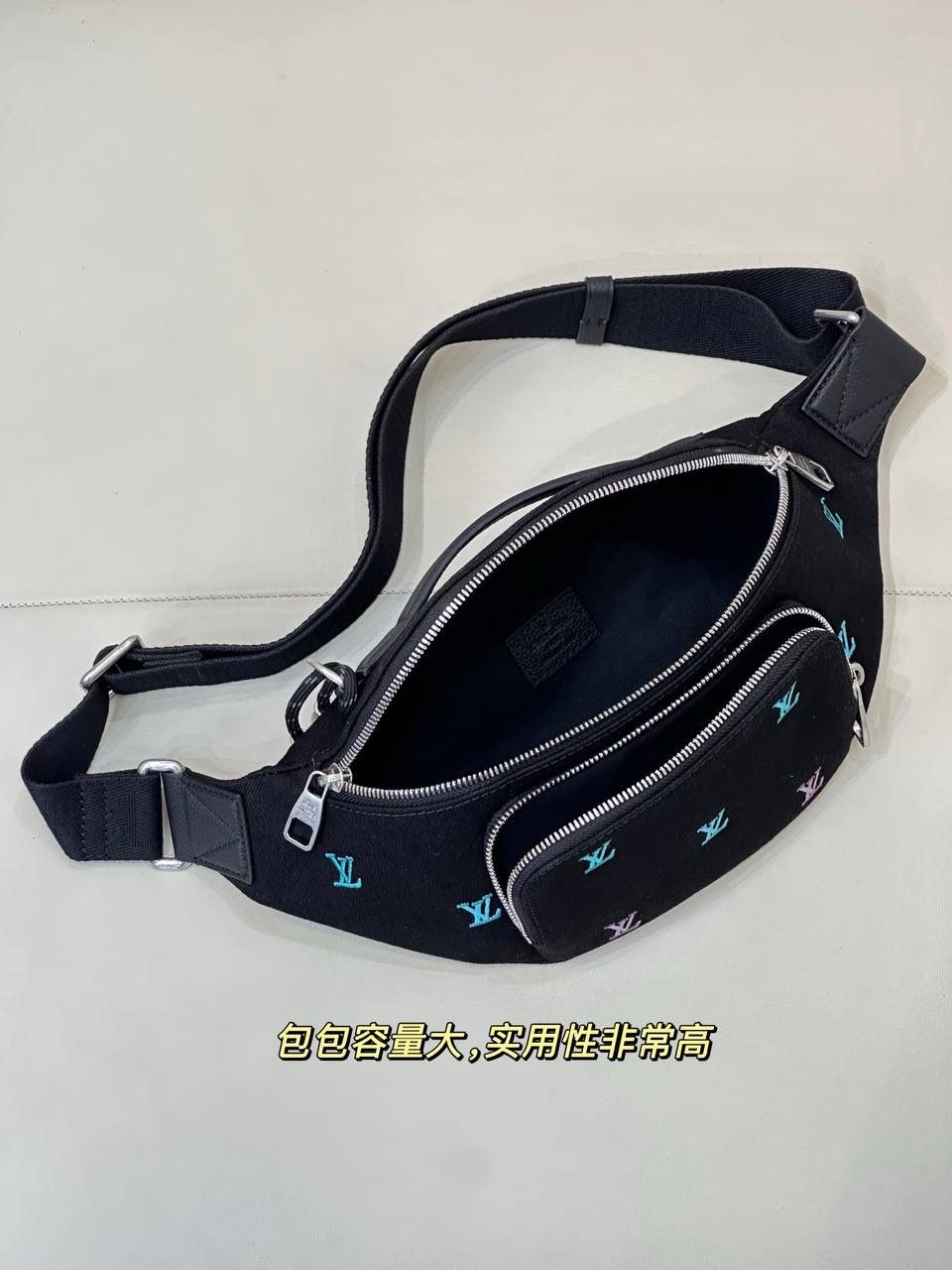 2025 早春｜LV 限定黑牛仔系列来啦 🖤🔥 LV 超有名的牛仔系列，真的不用多介绍～这一季直接上黑色牛仔＋渐变刺绣，比之前的蓝牛仔、粉牛仔更百搭、更日常，怎么看都很耐看 😍 尤其是这款腰包，真的谁看谁会心动！ 黑色丹宁材质，配上渐变字母刺绣， 又酷又年轻，背上瞬间很有潮流感 ✨