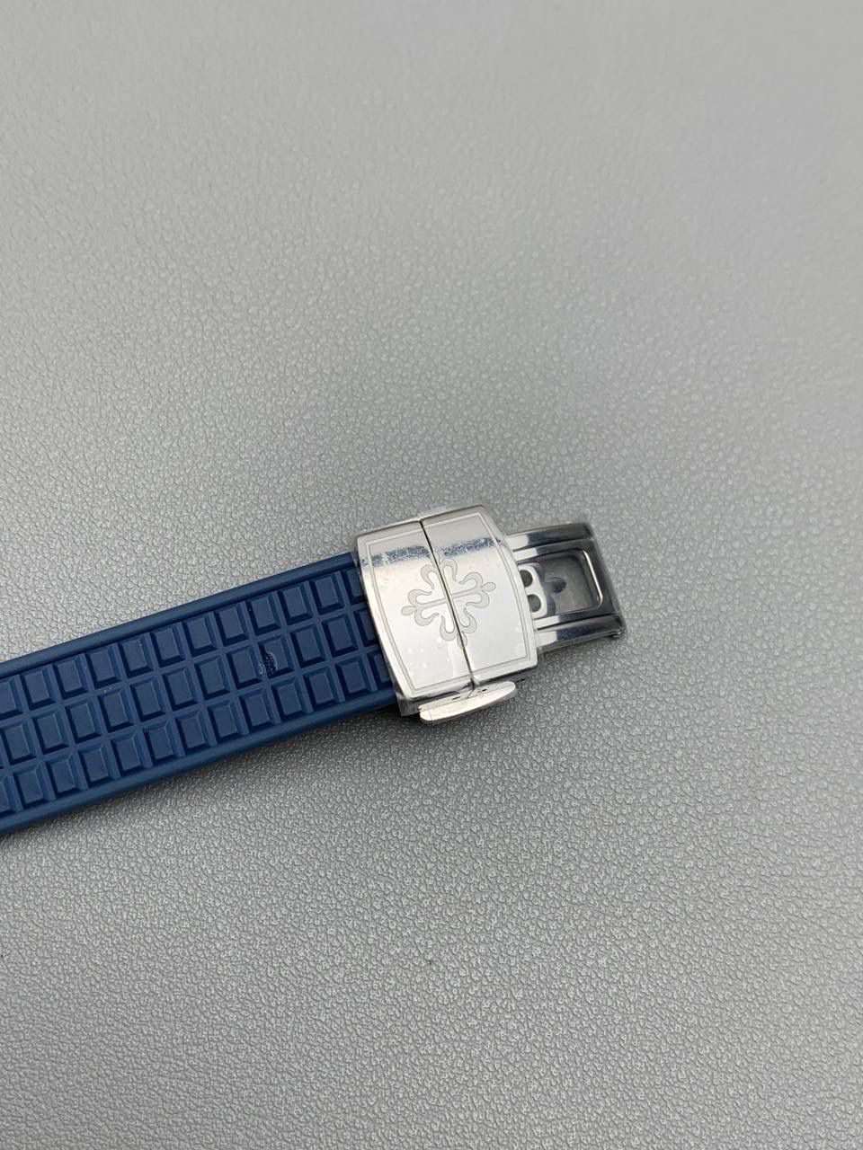 百达翡丽 5067A 手雷 石英女表 ——PPF继续购入原装PP--5067A腕表，独立拆解开模。完美还原PATEK PHILIPPE--5067A全系列石英腕表，带来全网最佳的复刻产品和极致体验。 【表带 扣】 1.采用与原装一致的天然复合橡胶（Tropical）材质，经久耐磨，可抵抗海水侵蚀和紫外线辐射。 2.完美克隆Aquanaut最新表扣，即使在非常细小的拐角处上也做有倒角润饰，确保还原正品般的舒适感。 【表壳】 1.腕表尺寸35.6X7.7mm 圆润的八角形表壳与原装一致，保持着复古的造型和精湛的打磨。 2.旋入式把头设计和实心底盖吻合与原版 3.表圈镶嵌46颗顶级施华洛世奇水晶（共计1克拉） 【机芯】 瑞士石英机芯改PPCal.E23-250芯。走时稳定，续航持久，性价比超高。