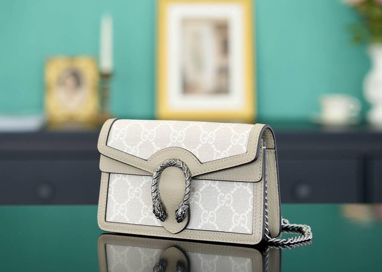 🥯GG Dionysus系列超迷你手袋酒神 燕麦色 16.5cm 正品售价¥8.000 GG家入门级小包推荐，酒神里面的经典基础款 经典酒神扣搭配原厂小牛皮 出镜率非常高 简直是穿搭利器 官方款号 476432 尺寸迷你：16.5x10x4cm 尺寸小号：28x17x9cm