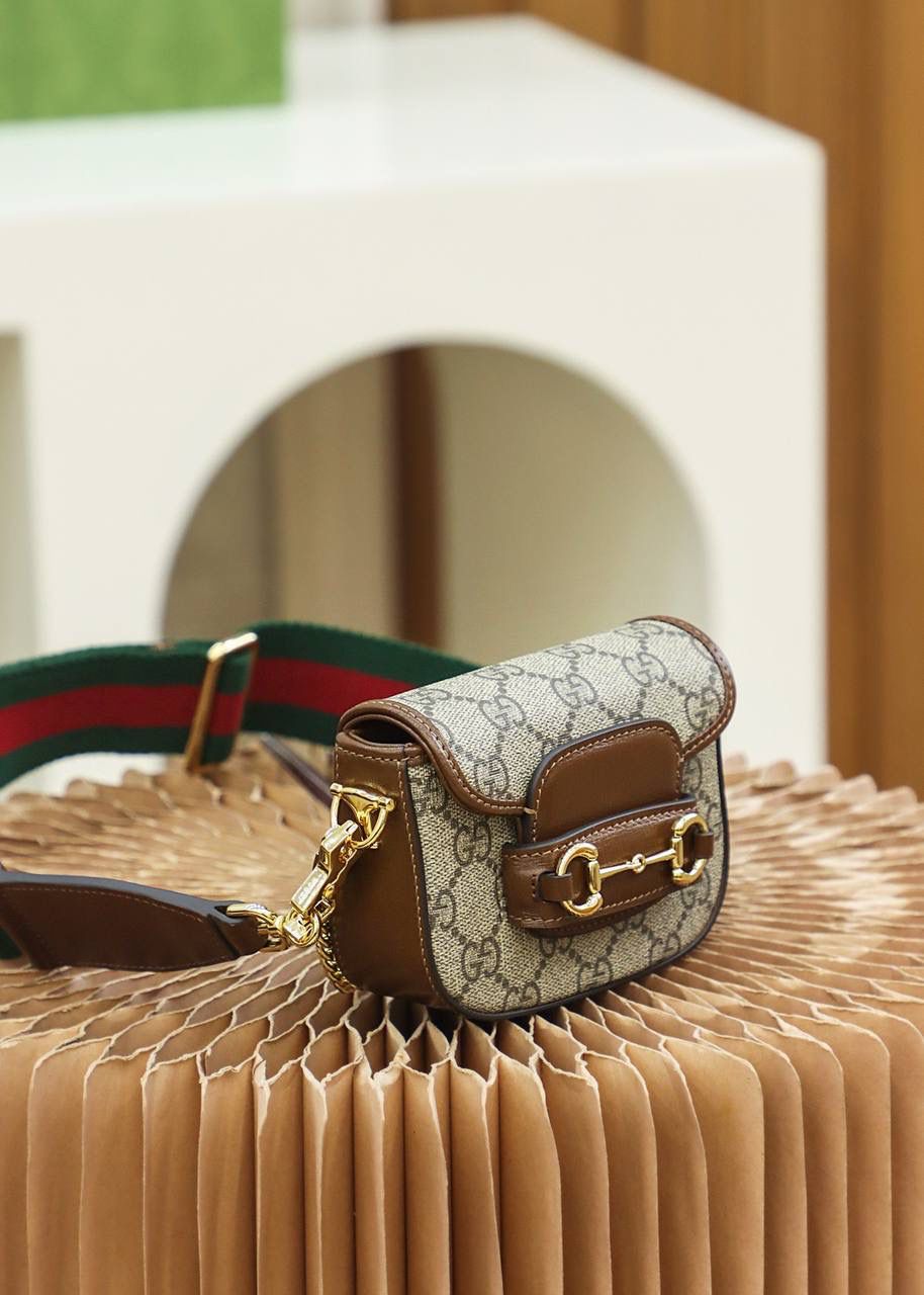 𝐇𝐨𝐫𝐬𝐞𝐛𝐢𝐭 𝟏𝟗𝟓𝟓 𝐒𝐮𝐩𝐞𝐫 𝐌𝐢𝐧𝐢 #699760#原厂皮 YY#600 ▪️尺寸：12*9*4cm▪️ 超迷你小废包小可爱𝟭𝟵𝟱𝟱家族新成员， 超香定律一眼被种草了，大火的𝐇𝐨𝐫𝐬𝐞𝐛𝐢𝐭家族推出小废话超迷你的造型，在设计上颜值也是走心了，没有任何马虎的设计元素，拥有两条可拆卸的肩带，随意凹小可爱，容量确实不大，但是足以满足装可爱就够了！💕💕