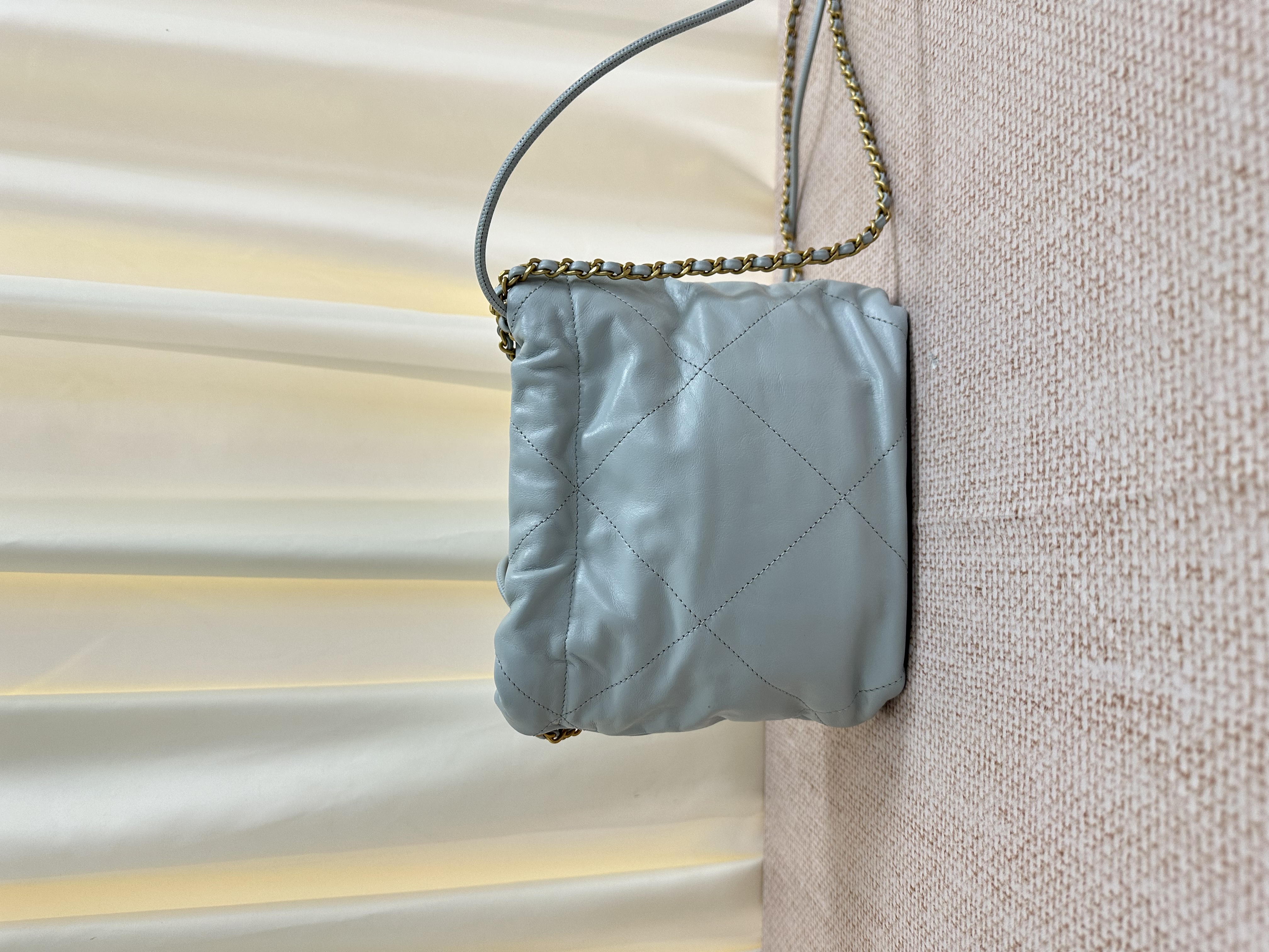 Pre-owned Chanel 22 handbag/ Product Code: 26040609