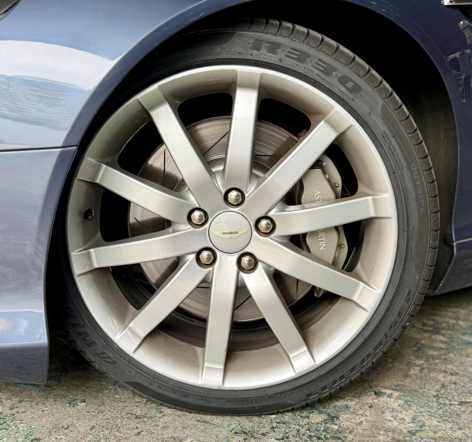 Aston Martin DB9 2004
