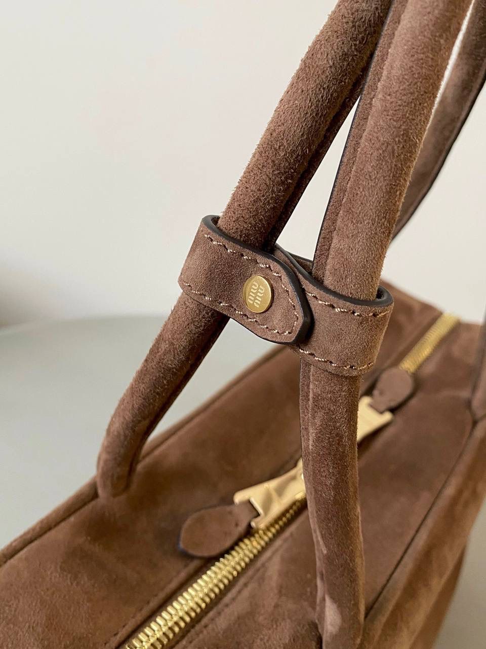 🈶可可棕 𝗠𝗶𝘂𝗠𝗶𝘂24秋冬公文包 今年棕麂皮系列大人气啊！ 深深的巧克力色，满满秋冬味儿～ 绒面皮每年都会有，但是！！ 今年这股风刮的特别猛 从秀场到ins博主穿搭，或者线上门店 几乎都有麂皮元素！ 西装款 夹克 风衣 鞋子 包括包包等 延续去年美拉德色系的颜色， 今年的颜色各种各样，有深有浅 但我唯爱咱miu家的这个巧棕色 绝对秋冬氛围感里，最“增质感”的时髦单品！ 23×34×10cm #F0020m