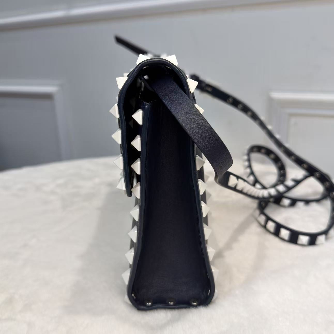 Valentino 鉚釘斜孭袋 藍白配牛皮革 搖滾風格飾釘