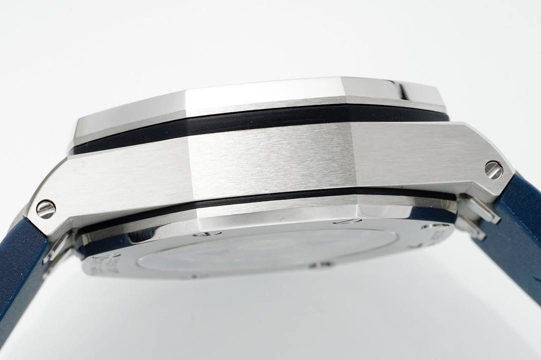 Apf厂独家开发爱彼皇家橡树离岸系列26420，购入原装1.1打造，全表采用德国最新cnc技术，每个细节都同步原装，表带表扣通用原装技术实现快拆技术可同原装互换，字面采用最新款纵横格纹面，上手霸气豪华，机芯使用最强丹东机芯外观复刻原装4401机芯实现正面反面与原装难分雌雄。首批数量有限先到先得。首批颜色分别为，1，玫瑰金熊猫眼，2，最火沙漠黄烟熏盘，3，经典蓝盘白眼，4灰盘蓝眼睛，5，经典百搭白熊猫。