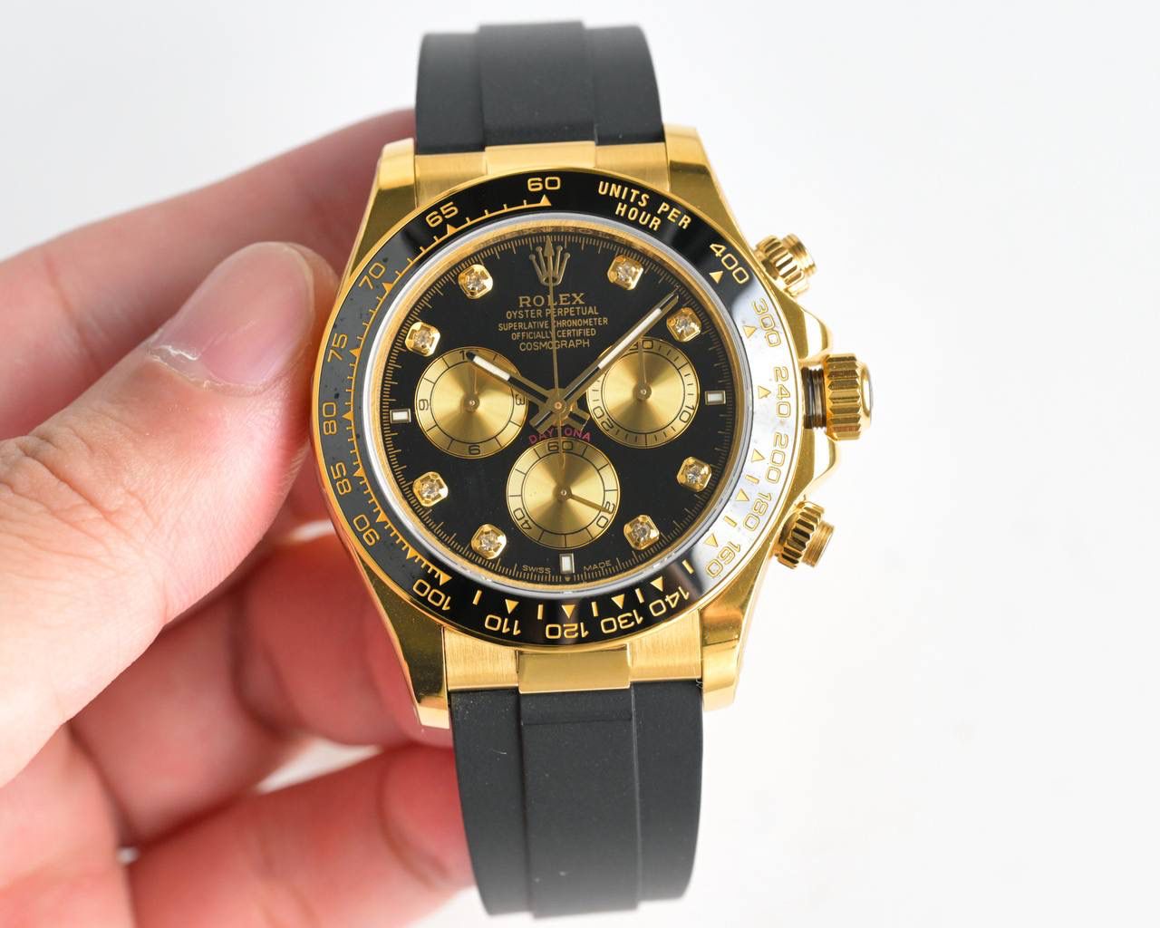 18k包金 现货供应 ROLEX-劳力士迪通拿系列 GTC中国国检检测证书，联网可查！一档调时 计时秒针 3字位9字位小针 功能原装一致！表壳原版开模，表盘尺寸40mm。厚度目前市面上最接近原装的 陶质实心外圈连计速刻度（采用真陶瓷工艺 刮不花 永不退色 质感和正品一致）功能盘字体和盘面logo采用叠加印刷工艺，从侧面观察会有微微隆起之感。盘面的底色纹路经过无数次过滤改正，确保百分百吻合与原装。其上的劳力士金属LOGO单独开模，无论是立体感还是圆润度均可PK原装 易读Chroma light夜光显示 配长效夜光物质。表镜平形蓝宝石水晶玻璃 抗刮损，效果绝不重影，吻合正品。⚠⚠六字位正品一致的有防伪的小皇冠👑（注意细节）表扣采用进口精钢1:1散件打磨而成 拉沙内侧 腐蚀劳力士钢印 外置正品一模一样的表扣保险环，完美在每一个细节！