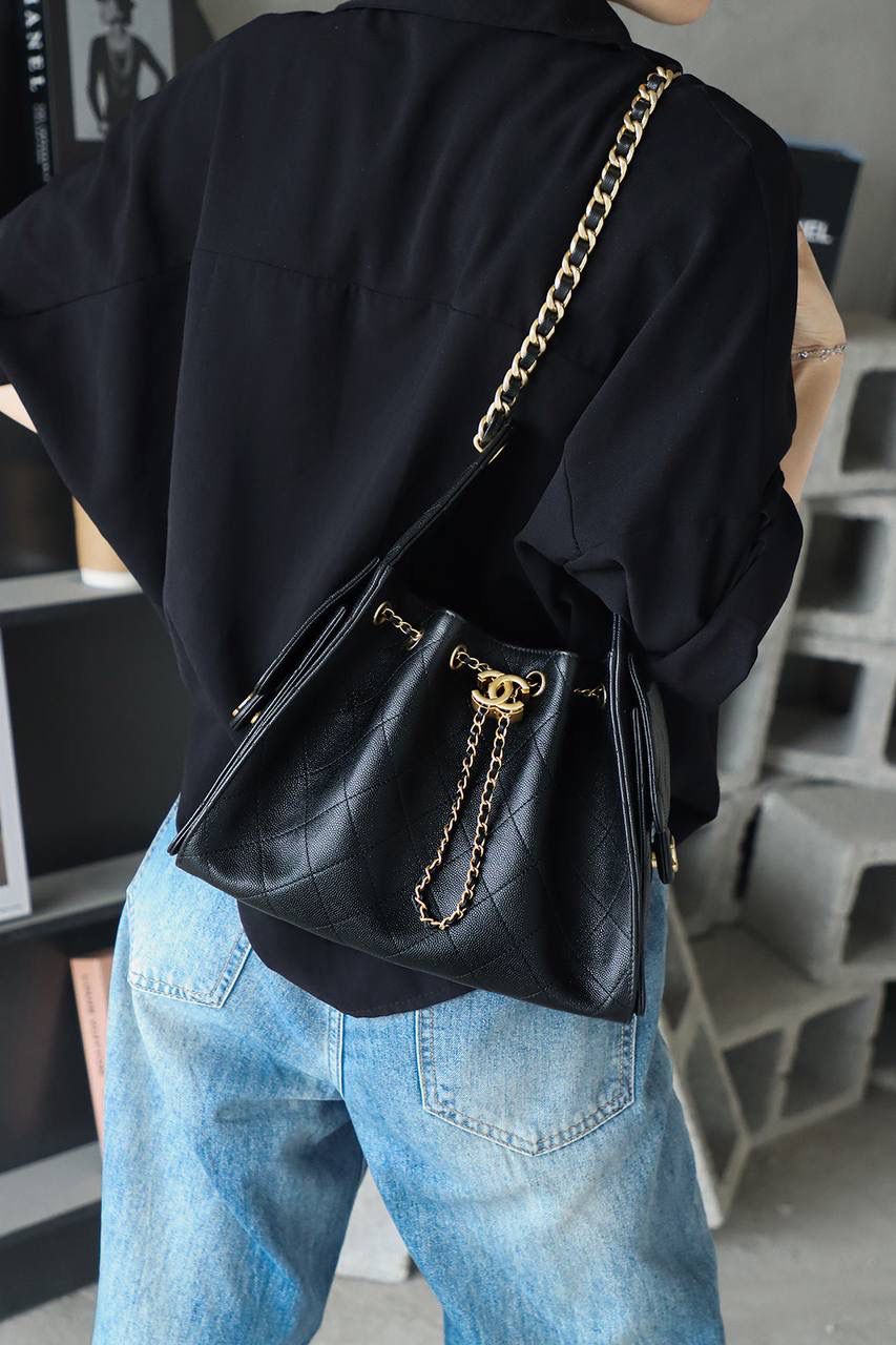 25BAG 嬉皮hobo小號鑒定版👜 一包一碼 支持全球鑒定查驗身份證原廠專G impala三只羊皮料過關清單資料可査詢 25C嬉皮包25bag，一經問世，便稱為本季的包王！ 25BAG的設計源於對自由與不羈精神的鬆弛感，融入當下流行的嬉皮風格，賦予包包自由、不羈的氣質！ 25bag熱度居高不下，成功躋身本季包王的寶座！ 五金：厚镀24k复古金 皮料：impala三只羊小球牛皮 尺寸：30*26*14cm