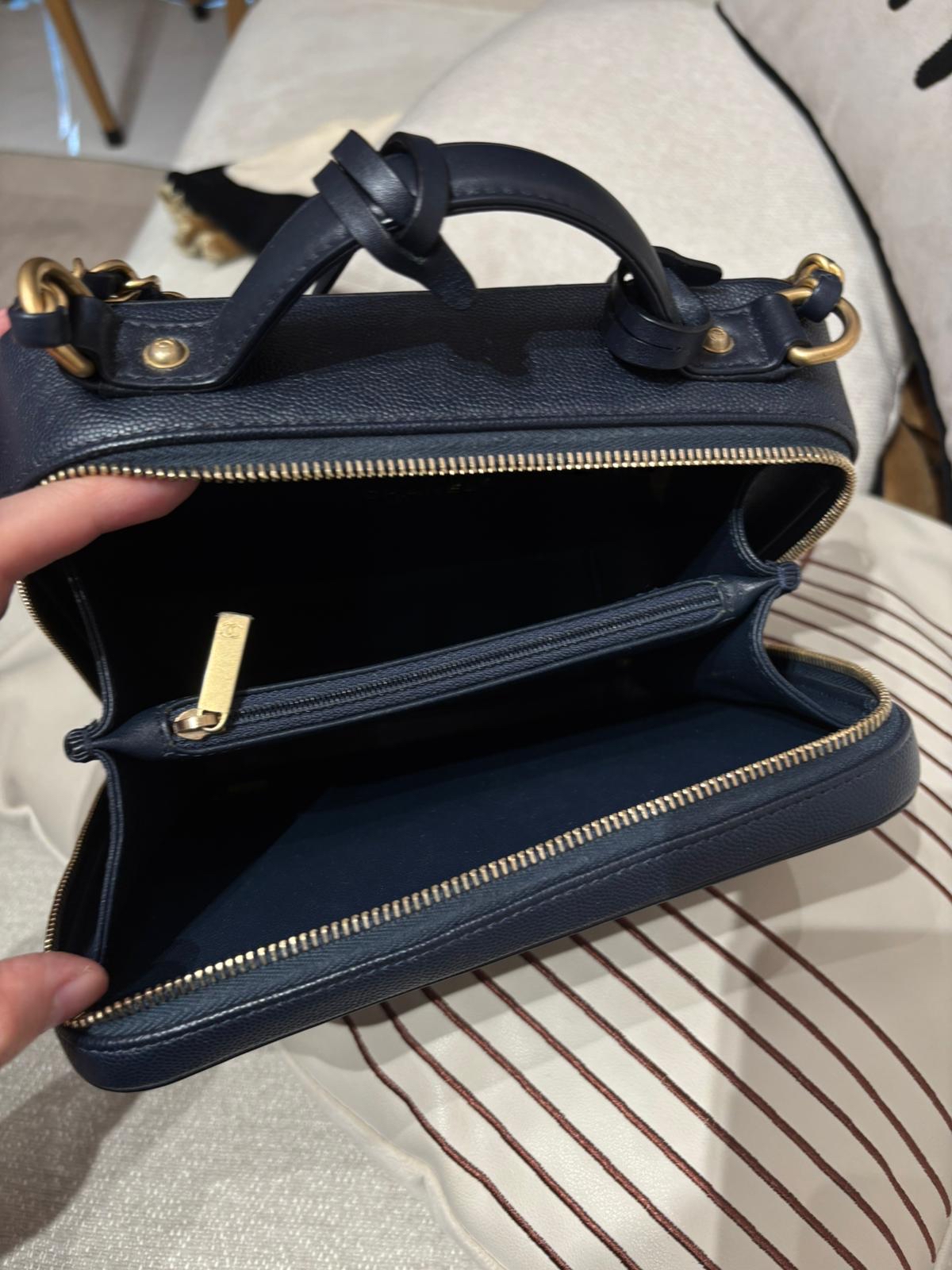 Chanel vanity cc filigree ,Medium navy 牛皮 100%Authentic ,98%new  ✅26card✅dust bag✅box