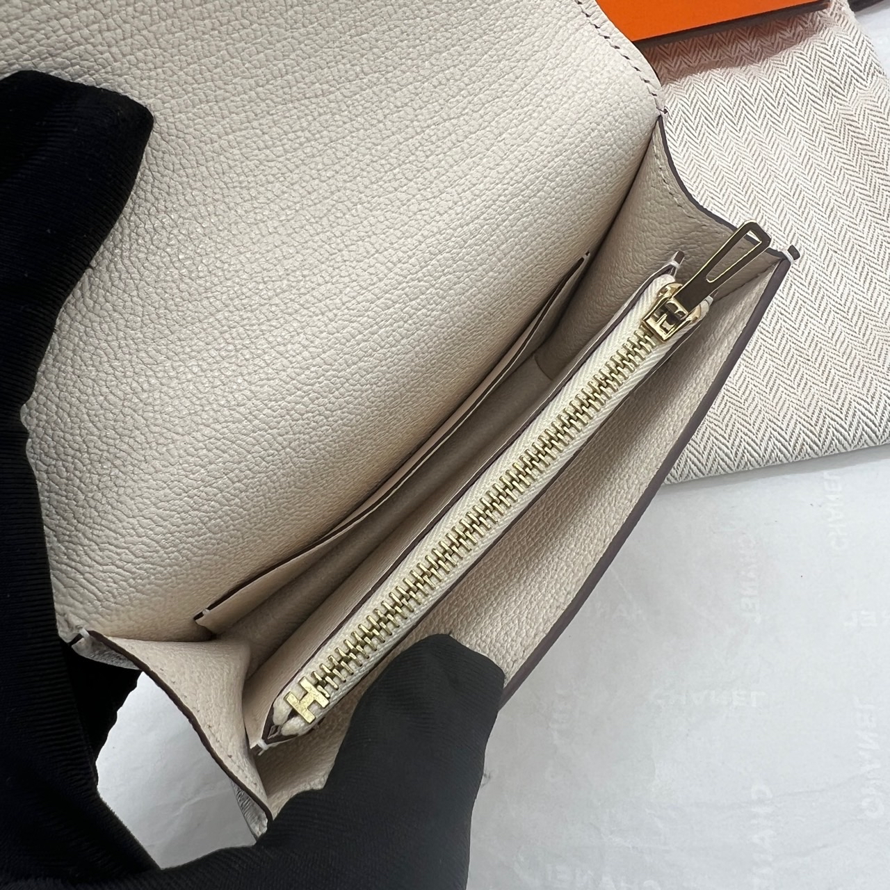 直播貨品 |  [1個-$100 2個-$300］FF59 / Stamp B 奶油白