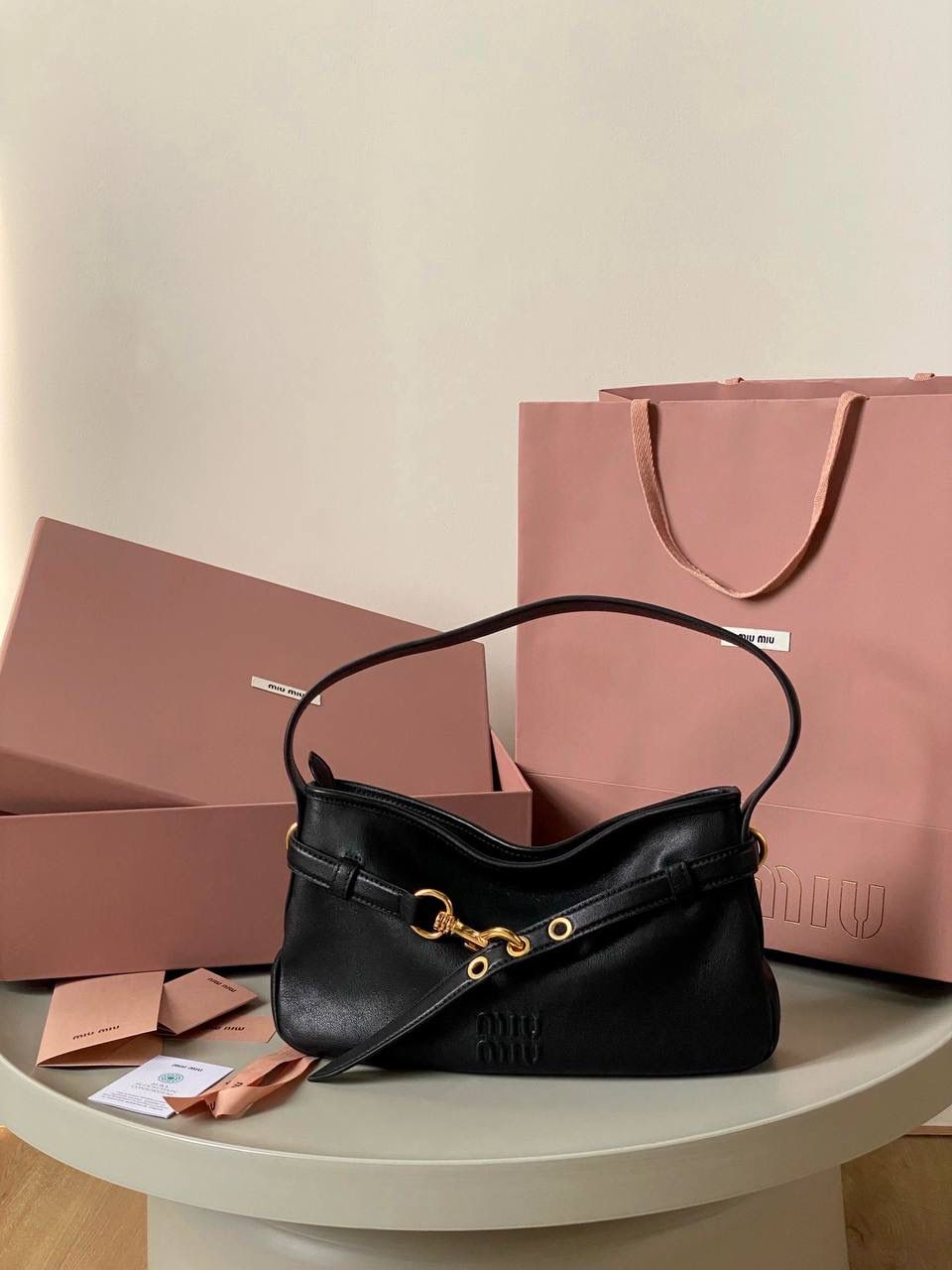 🈶黑色，小号 𝐌𝐢𝐮𝐌𝐢𝐮 𝐀𝐯𝐞𝐧𝐭𝐮𝐫𝐞腋下包 不得不说缪缪的美丽层出不穷！今年这只Aventure Nappa腋下包 看似平平无奇上身却意外好搭耐看 有点小复古又有点小机车， 就很值得夸赞一番 东西不用装太满，随性的褶皱感很戳心巴 自重非常轻，宽肩带设计一点都不溜肩容量空间也不错，日常东西都放的下 迷你iPai都👌🏻尊嘟人见人爱不带吹的！ 33×19×5cm #F0021m
