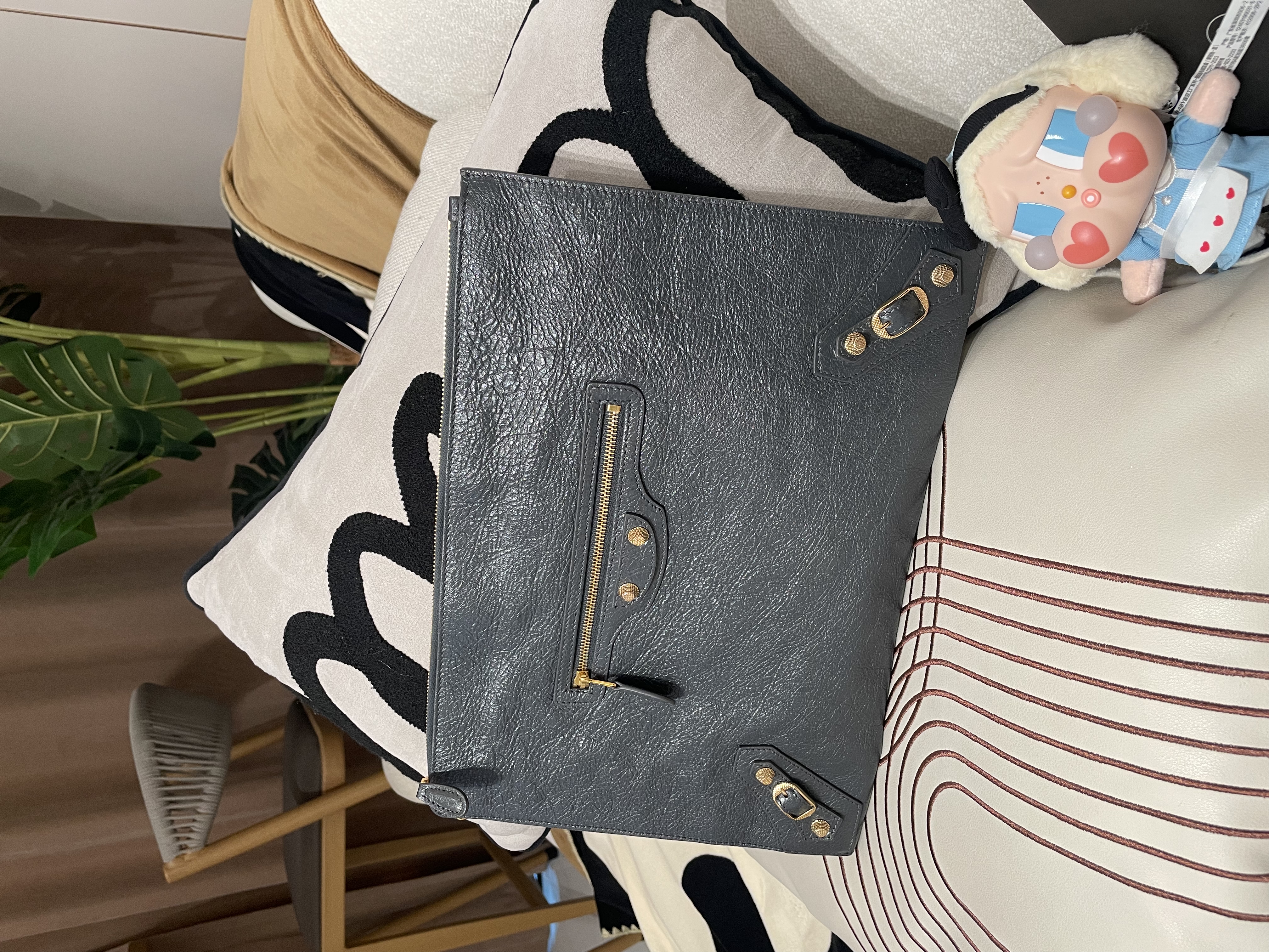 Balenciaga clutch bag  100%Authentic, unused ✅tap booklet✅dust bag