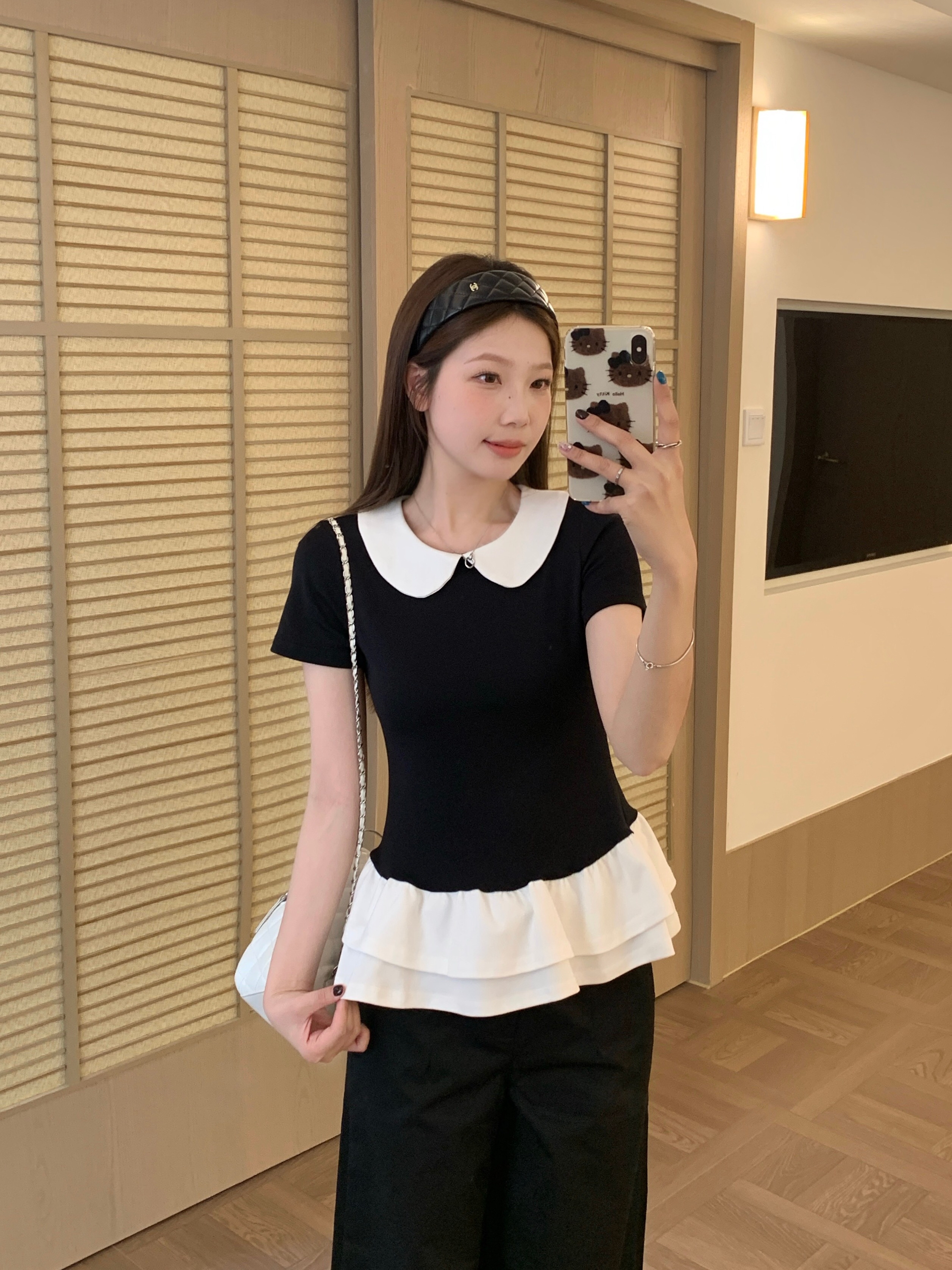 B136(9018) 韩系气质拼接白娃娃领与双层荷叶下摆黑上衣