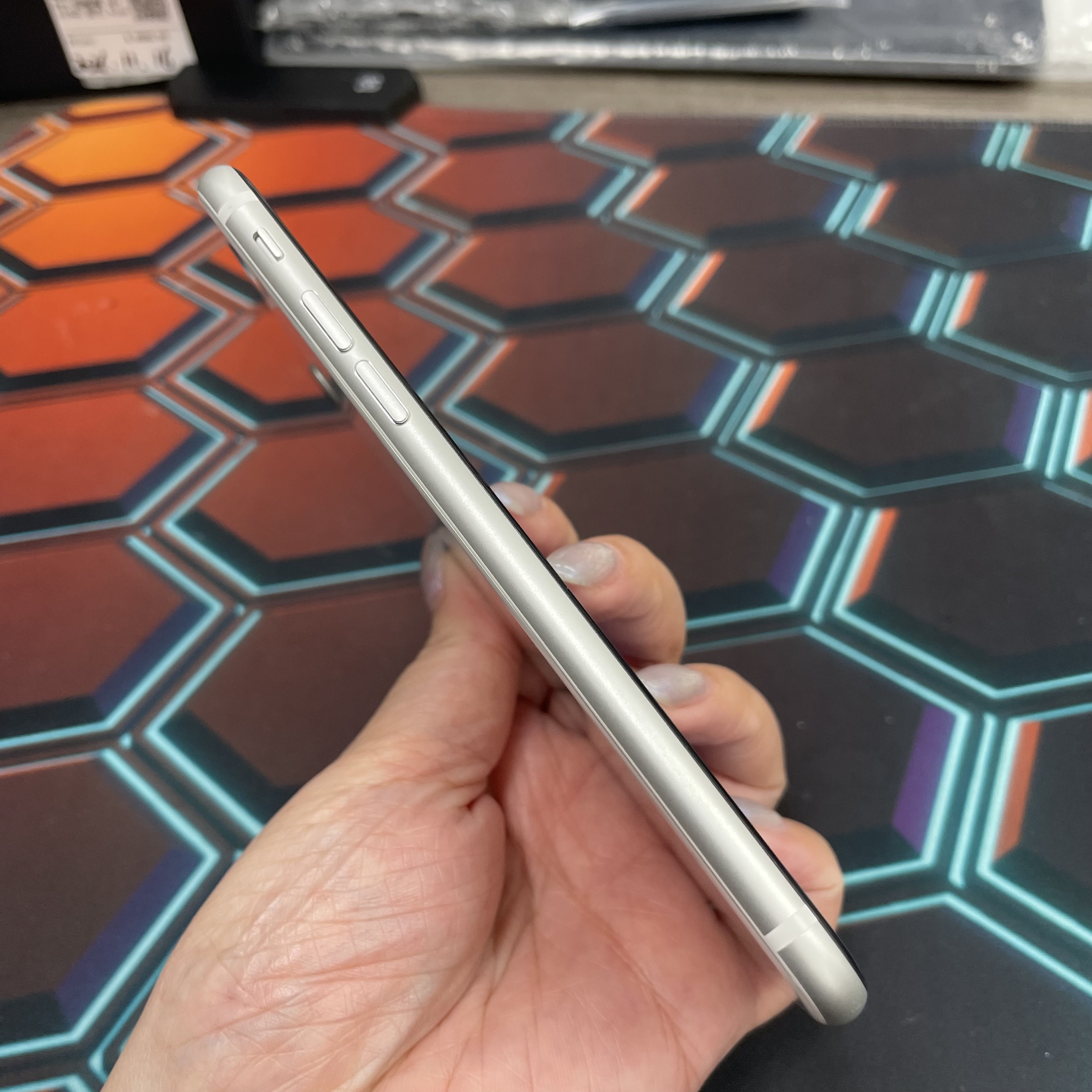 *7006 SE 2 勁靚機 128GB 電70 白色 white