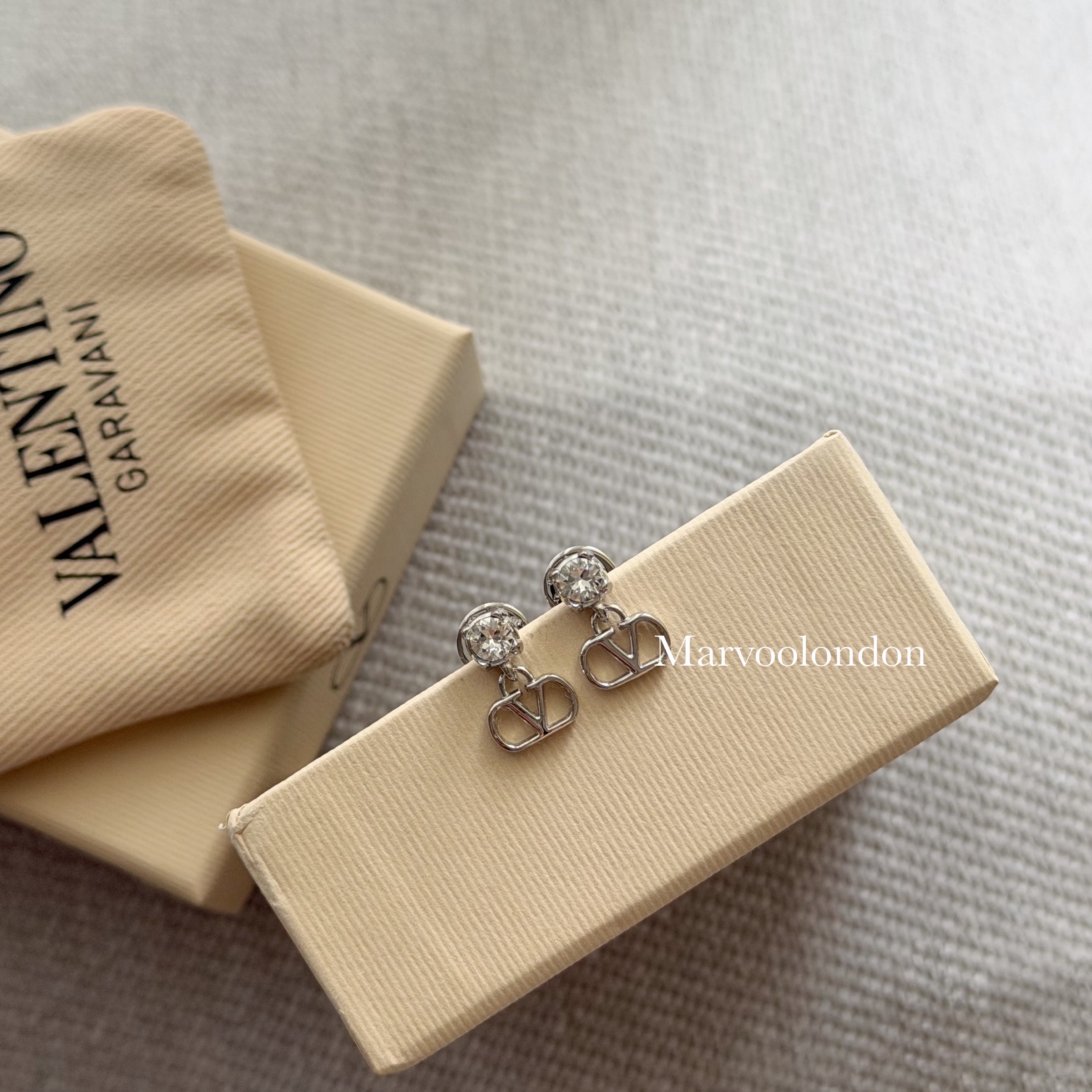 限時優惠✨訂貨📮Valentino VLogo Swarovski閃石 耳環 日常簡單易襯款🤍