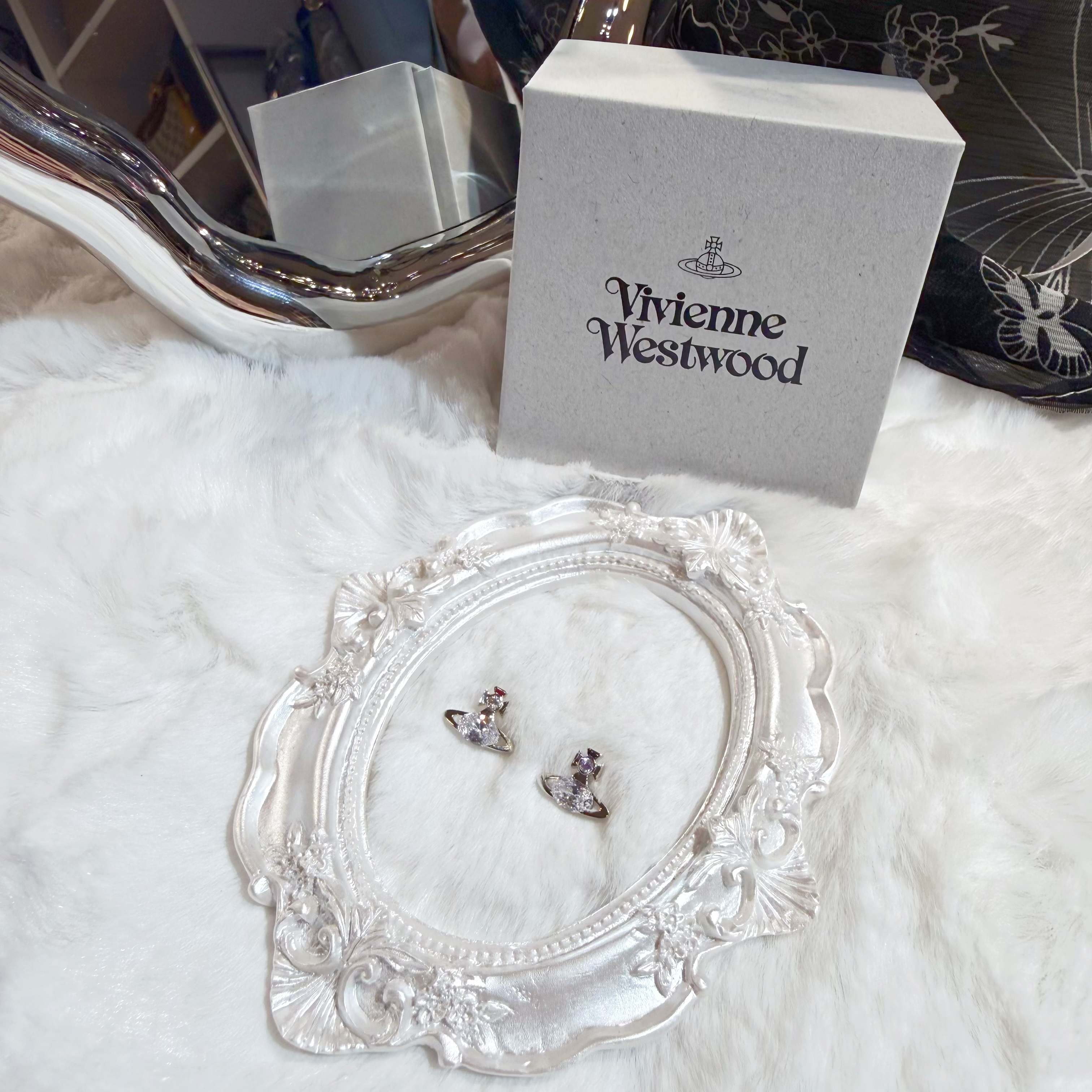 Vivienne Westwood Aillie earrings orb/s