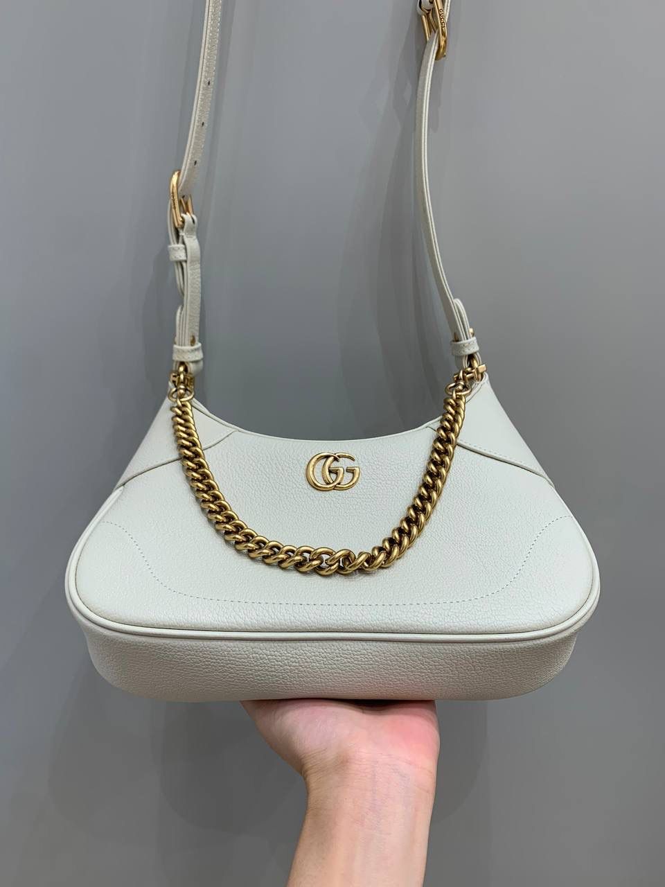 新背景实拍正品级 。（白色） 这只给我冲！！太多人要我出了，磨了很久终于出来了，这个皮质谁没买谁后悔，超级无敌软，软绵绵的，但是却很有形，一个包多达三种背法，百变时尚风格，不同背法可以变换不同风格，甜妹辣妹淑女风格都可以驾驭！金属质感很朋克，搭上原厂皮超好质感，这个包必须冲！！🔥🔥 型号731817 尺寸25/19/7cm