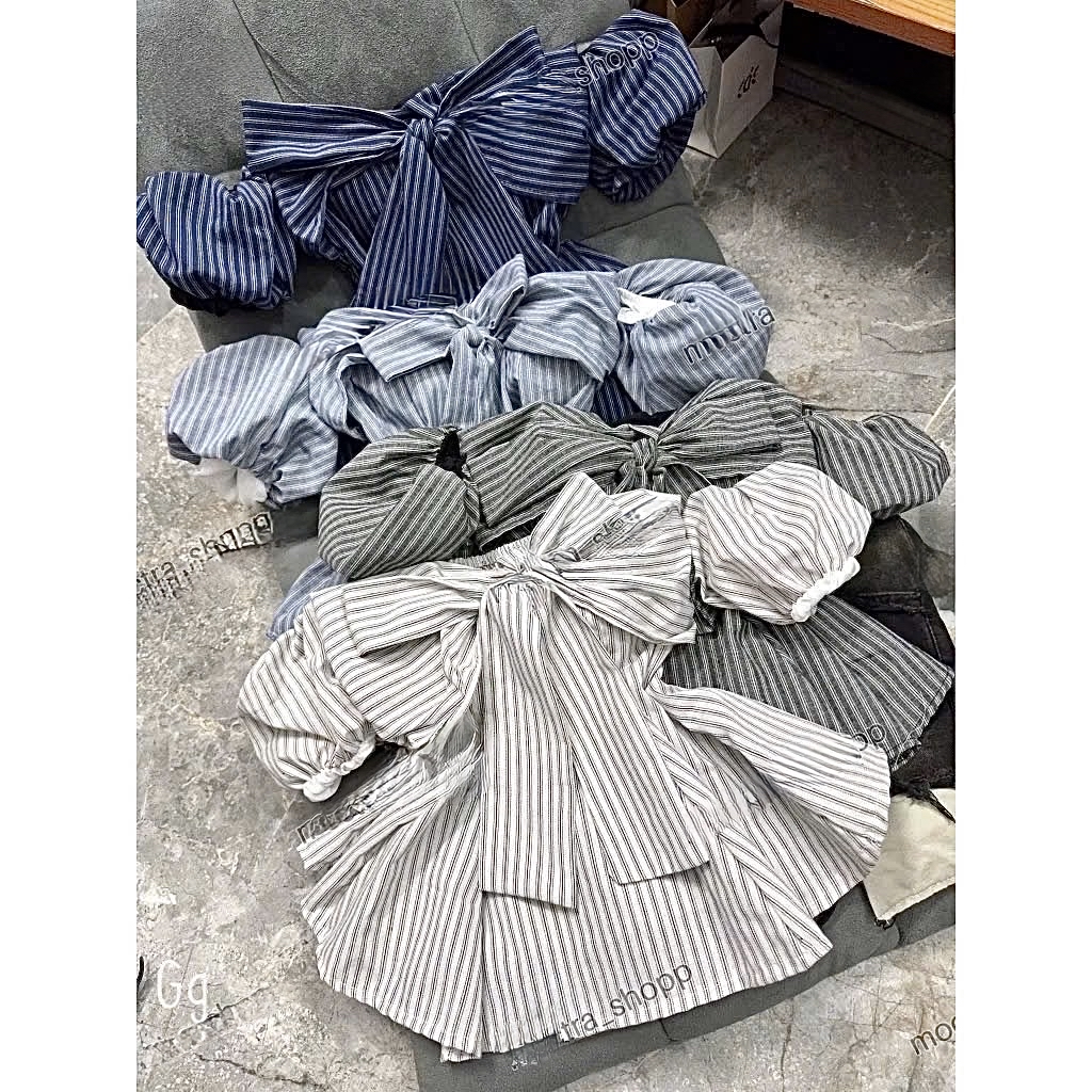 條紋露肩上衣，飾有蝴蝶結