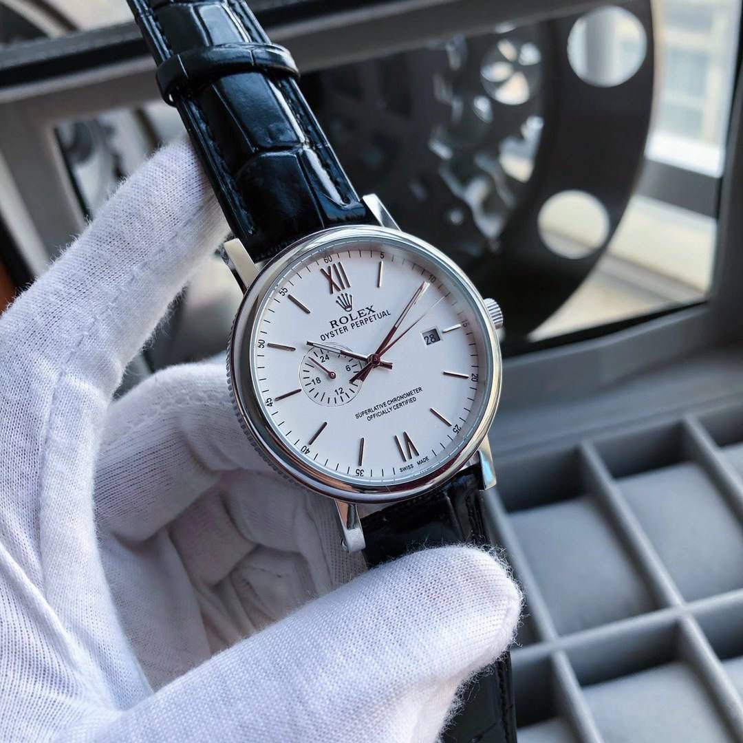 💎品牌：劳力士（领先新品，浩瀚大气）奢华大气类型：精品男士腕表（新品）表带：真牛皮表带(舒适)机芯:进口全自动机芯（稳定）材料：矿物质防刮镜面（高清，耐磨）大气爆款 豪情风格 腕间瑰宝 匠心独蕴 尺寸：直径40mm厚度12mm热卖上市！