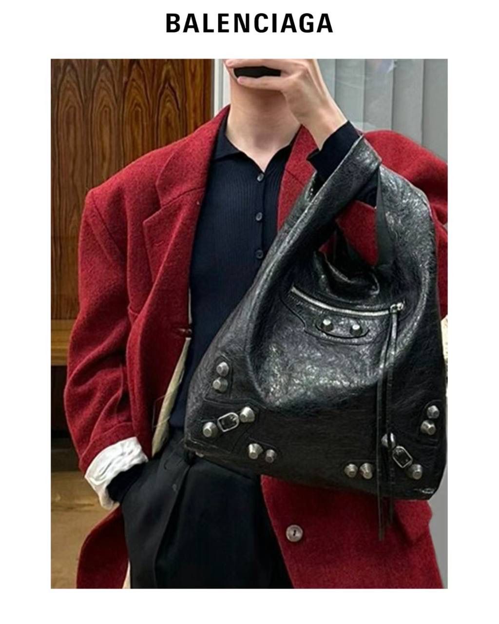 仅剩少量❗️ ba1enciaga le cagole菜篮子背心购物袋📌 超级酷且有趣的一只包 随意又慵懒，还有点酷酷，哈哈哈 是一只可以让全身穿搭升华的时髦包！ 真的很爱机车系列的皱褶感 这个一定要用原厂皮！原厂皮！ 国产的皮又硬又光滑 而且没啥油蜡皮的纹路 一点柔软质感都没有❌ 皮料决定整个包的灵魂 我家的货啊，价格虽贵，但是货好！！ 拒绝市场便宜国产皮通货👿👿 32×30.9×13.9cm780976m