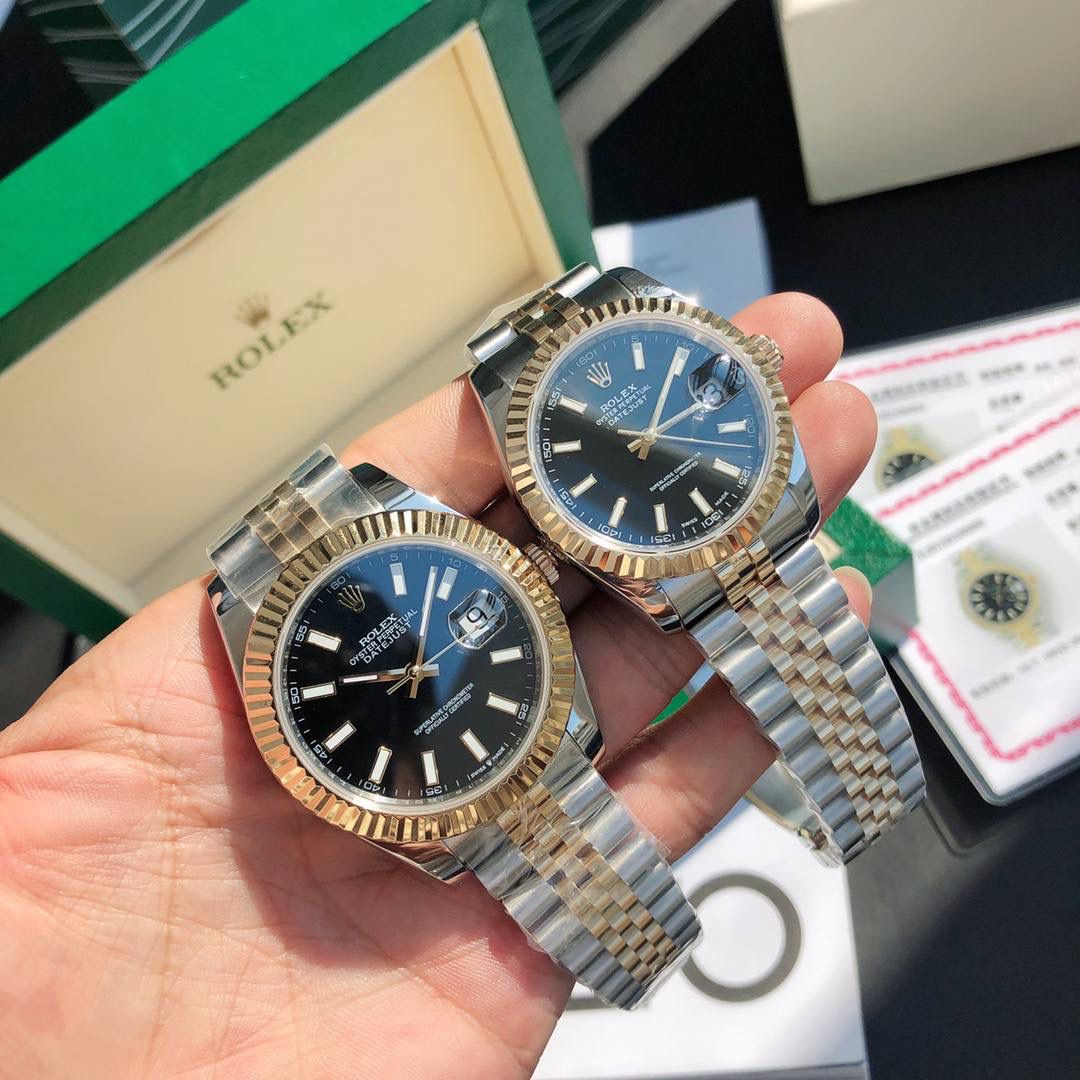 ROLEX- 劳力士日志型！男款41mm完美尺寸。女款36mm尺寸。真正的18K包真金，持GTC中国权威认证证书，百分百真金可验可查询！ 表壳采用劳力士特有的黄金钢（904L不锈钢和18K黄金的组合）材质。表冠采用三扣锁上链表冠，三扣锁上链表冠可以说是劳力士专为潜航者型研发的三重防水系统。三扣锁装置由10组不同零件组成，配置完成后仅需旋紧，即可让蚝式表壳完全密闭，坚固防护可媲美潜艇舱门。