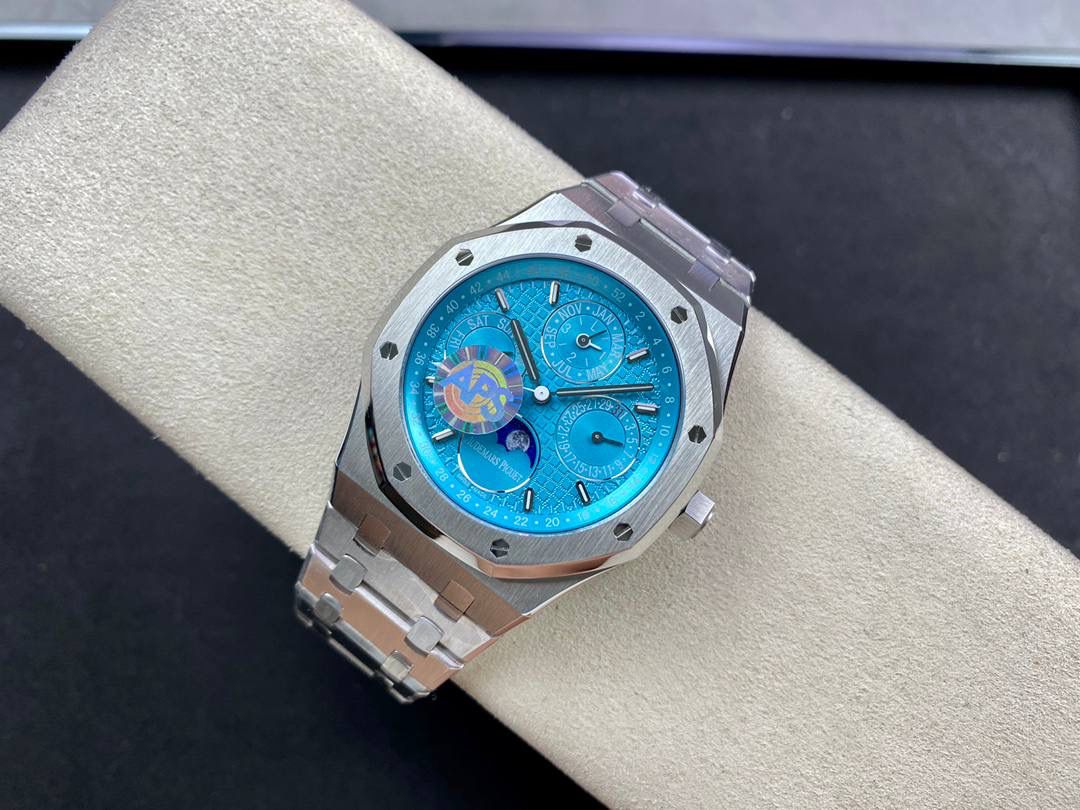 APS 爱彼 26574 皇家橡树系列在“Grande Tapisserie”大格纹装饰表盘上，日期、星期、月份、月相，和四个眼睛的位置与原装同步，（区别普通版本四个眼镜紧缩在一起）并以真实的月球图像显示天文精确月相，形成鲜明对比，直径41mm，复刻一体机5134自动上链机芯，厚度10.5mm（区别市面普通版本14mm ）所有功能真实可用，更薄 更像 ！