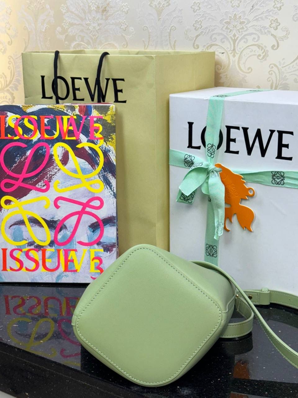 ♥️𝙈𝙞𝙣𝙞 𝙋𝙚𝙗𝙗𝙡𝙚 𝘽𝙪𝙘𝙠𝙚𝙩 ——【浅梨色】 尺寸：𝟏𝟔-𝟏𝟔-𝟗.𝟓𝐜𝐦 编码：062339 🎈标志性Anagram鹅卵石点缀，配以纯粹简约线条以及瞩目设计风格，诠释全新𝙋𝙚𝙗𝙗𝙡𝙚手袋👜 🎈自带一根🉑拆卸🉑调节的肩带，一包多背，多样化风格，秀场大放异彩😀内里容量超大，日常实用性强👌 🎈配全套专柜礼盒🎁，给你满满的仪式感👀