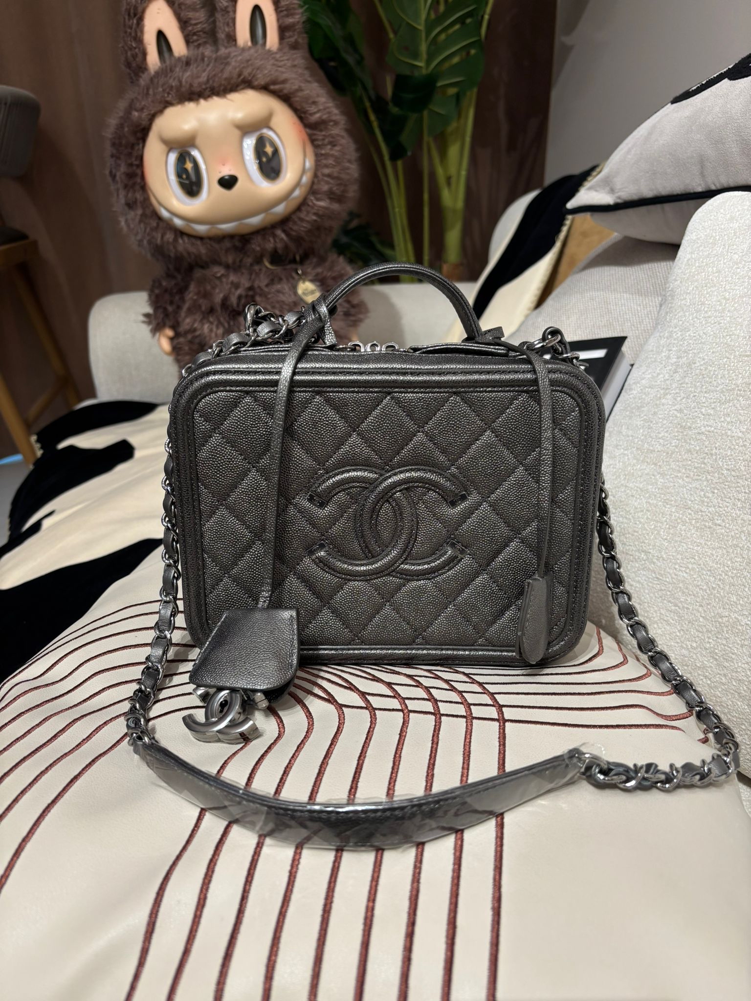 Chanel vanity cc filigree 21cm 銀灰色魚子醬牛皮 ,100%Authentic,98%new ✅26CARD✅dust bag ✅box 
