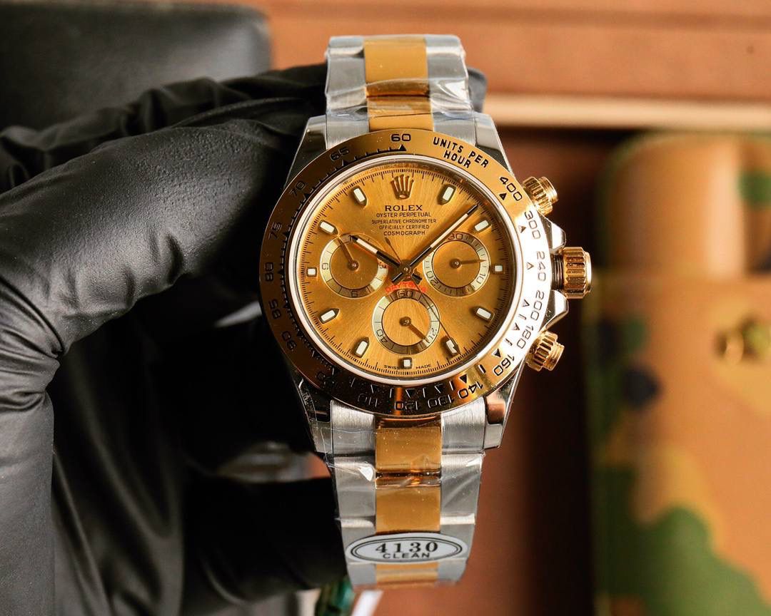 🔥 劳力士迪通拿🈶️最新版厚度12.2mm到货‼️ C厂开模一比一完美复刻！！！ 迪通拿尺寸:40mm×新12.2mm/老12.4mm 功能:时、分、秒、计时显示 1.迪通拿7750机芯腕表厚度按2023年最新表为12.2mm，旧款为12.4mm,市场其它版本7750假夹板机芯，通过压低针杆，改薄机芯厚度。稳定性极差，不能做到和正品一致。 2.采用7750一体机机芯，背后采用雕刻和电镀字体更加光亮。 3.钢带采用原AR厂。其次，表扣再次升级比例尺寸。 4.表壳更新底盖抛光亮面尺寸和牙边的弧度。 5.表针采用Buff工厂再度升级，三枚小秒针和大秒针，均按照单支定做且实心针套，针帽呈现蘑菇圆头状。 6.陶瓷圈再升级镀铂金膜字保持不变色，且更新字体粗细。 7.字面对照最新版白面，采用瑞士油墨加韩国陶瓷调制打磨做到有厚质感纯乳白色与原版无色差。告别市场之前发黑的“死白”色。 8.刻度字钉每粒独立CNC雕刻而成，每粒手工打磨边缘。夜光采用瑞士夜光粉与正品无色差。最终效果是市场最接近原版发光视觉。 9.玻璃采用全通透蓝宝石，无边缘视觉。