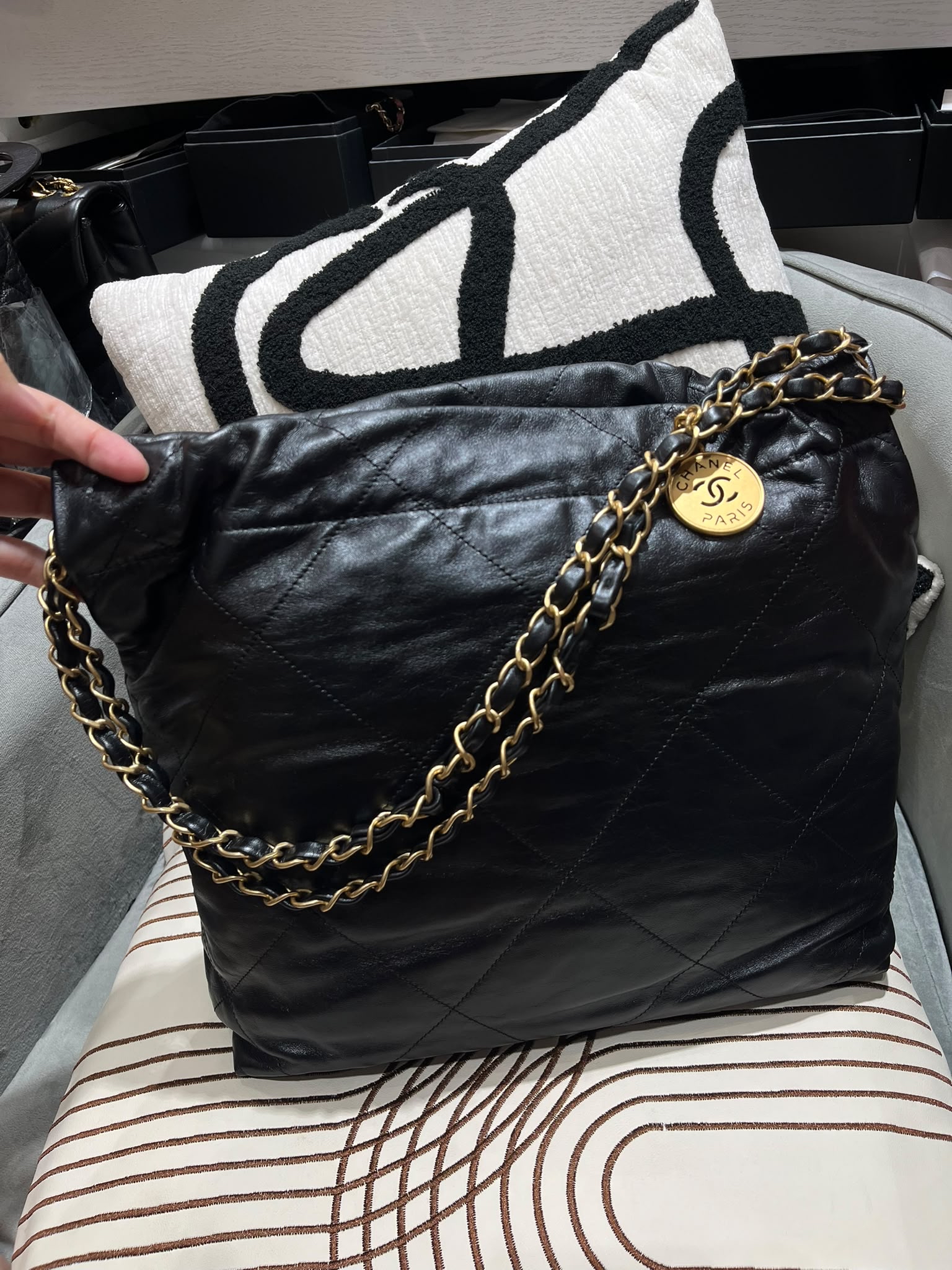 Chanel 22 Small AS3260 黑色牛皮，金鏈100%Authentic, 98%New ✅晶片✅Dust bag✅Pouch