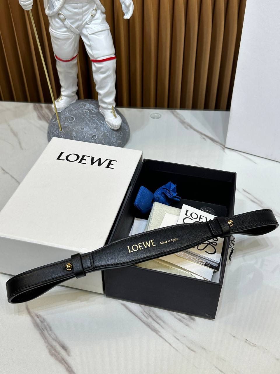 ★𝙇𝙤𝙚𝙬𝙚单配短肩带★黑色 ✅经典小牛皮制作，进口沙菲线，全铜五金。 ✅正面饰以品牌标志性烫金𝙇𝙊𝙂𝙊字体，两侧金属扣固定，🉑️做手提包使用的百搭肩带。 尺寸：55.5-2cm 编码：182323