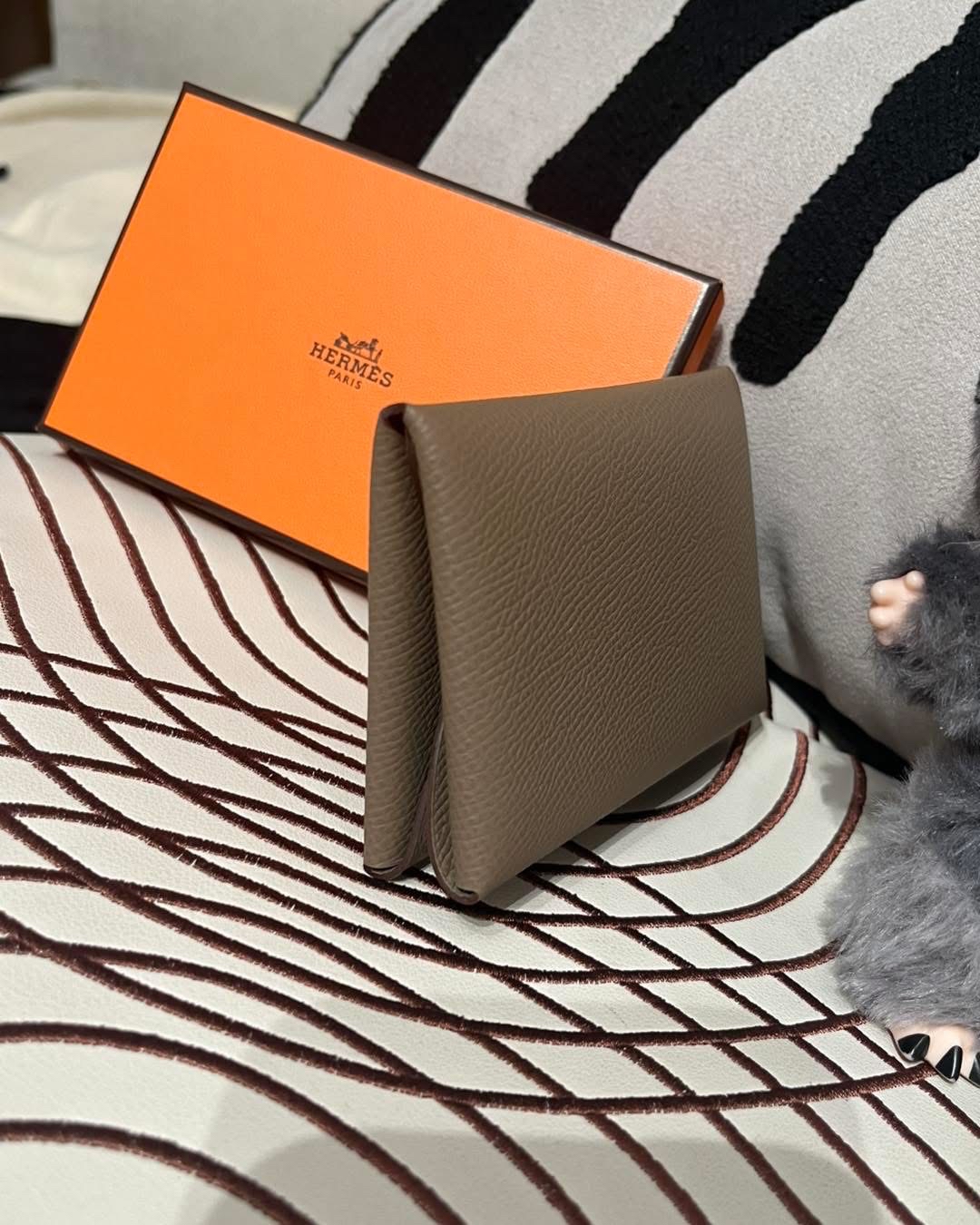 全新 Hermes  Calvi duo card holder etoupe 100%Authentic,100%new全新貨品✅收據 ✅box