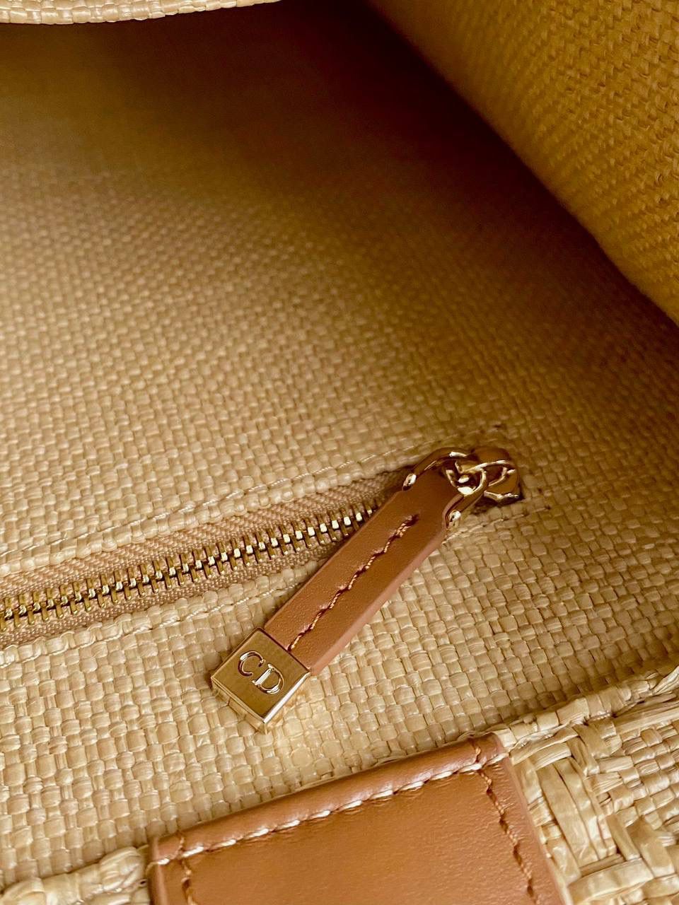 🈶中号 𝗗𝗜𝗢𝗥 𝗯𝗼𝗼𝗸 𝘁𝗼𝘁𝗲 拉菲草 不得不说，D家确实好会玩啊 可以背的托特来了！简直不要太棒 在最最最经典的托特上又衍生爆款了🤟🏻 全新拉菲草材质编织立体菱格，有种野奢感😎 这两年草编包很火，高级的度假风 我要迫不及待到假日啦，想去浪的心啊😍😍 36×16×27cm