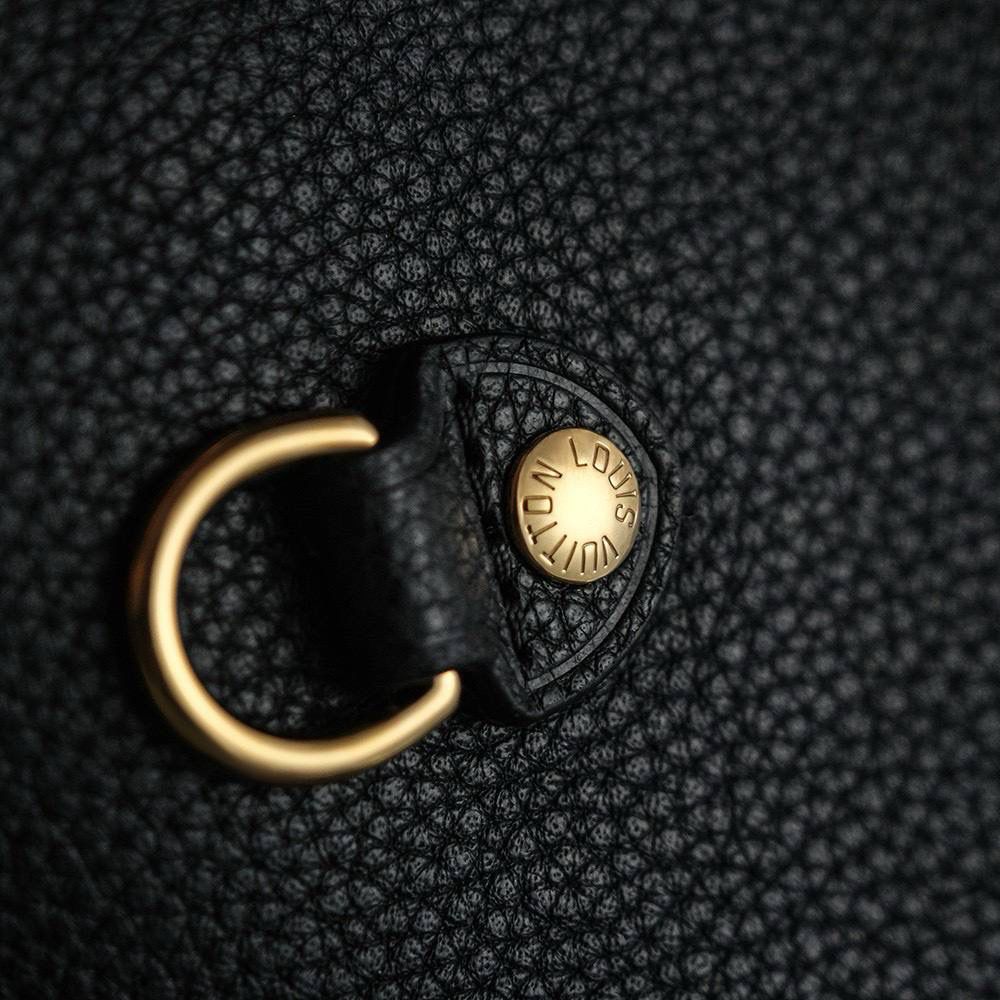 𝐍𝐄𝐕𝐄𝐑𝐅𝐔𝐋𝐋芯片菱形跳动码购物袋系列👜✨ 被称为“百搭之王” 一包多变且能满足各种穿搭需求的𝑵𝒆𝒗𝒆𝒓𝒇𝒖𝒍𝒍购物袋， 老花经典元素搭配上百搭进口颗粒牛皮，正反两用➰ 上身一秒爱上，通勤实用满分好评，颜值还属于耐造耐看简直就是“性价比之王”😍💯 五金材质：厚镀纯钢五金 皮料材质：法国原厂皮面料【芯片版】 尺寸详情：𝟐𝟖*𝟏𝟒*𝟑𝟏𝐜𝐦