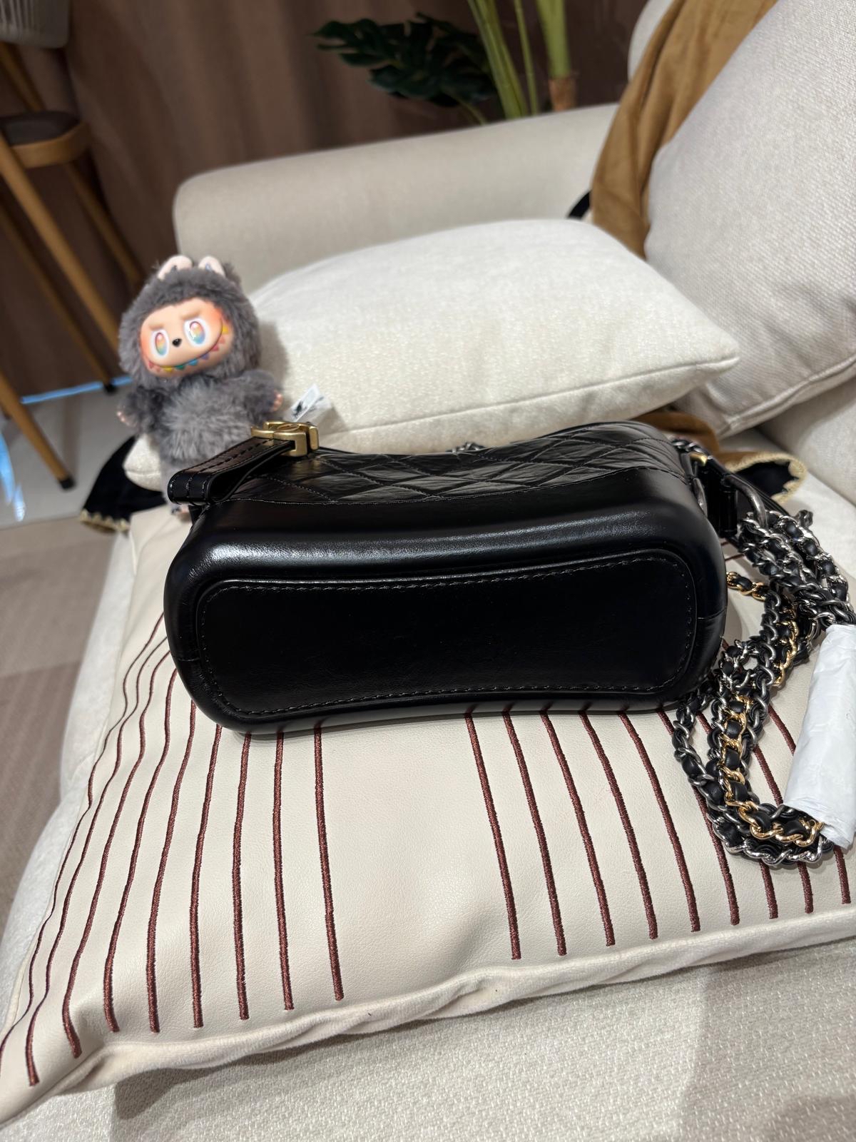 Chanel Gabrielle hobo small calfskin 黑金 100%Authentic,98%new ✅26 card✅dust bag✅box