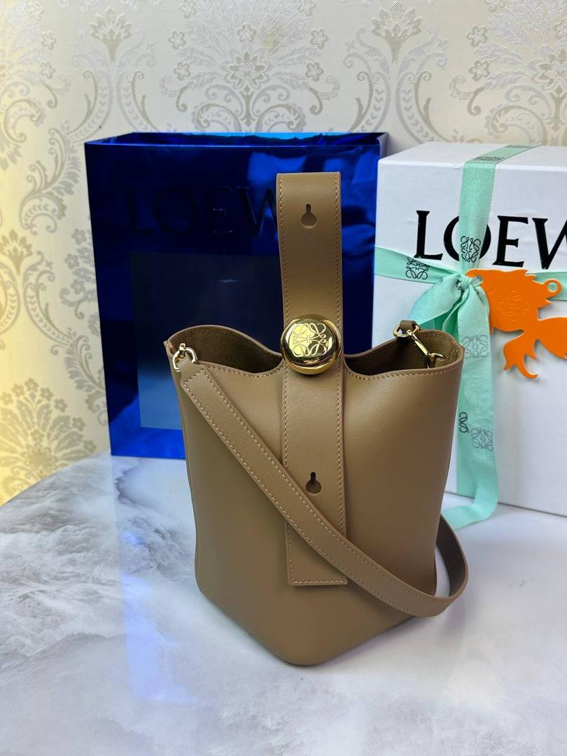 ♥️𝙈𝙞𝙣𝙞 𝙋𝙚𝙗𝙗𝙡𝙚 𝘽𝙪𝙘𝙠𝙚𝙩 ——【橡木棕】 尺寸：𝟏𝟔-𝟏𝟔-𝟗.𝟓𝐜𝐦 编码：062339 【配全套礼盒】 🎈标志性Anagram鹅卵石点缀，配以纯粹简约线条以及瞩目设计风格，诠释全新𝙋𝙚𝙗𝙗𝙡𝙚手袋👜 🎈自带一根🉑拆卸🉑调节的肩带，一包多背，多样化风格，秀场大放异彩😀内里容量超大，日常实用性强👌 🎈配全套专柜礼盒🎁，给你满满的仪式感👀