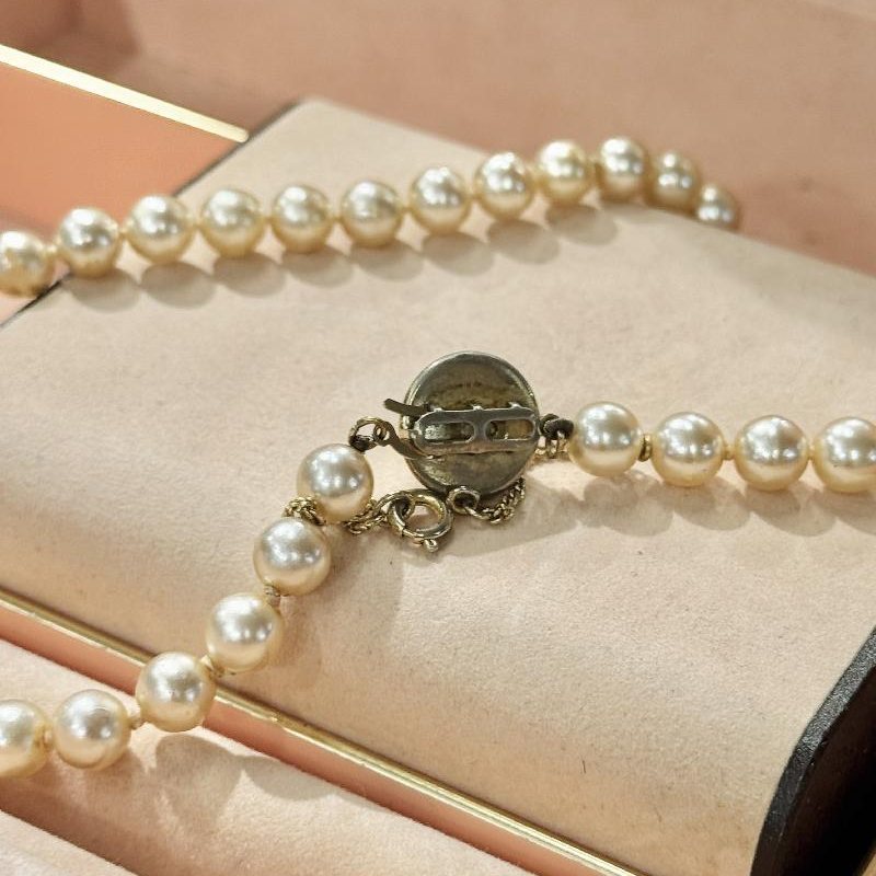 c.a. 1950s Elegant Hand-Knot Glass Pearl Short Necklace with Safety Chain (C053)