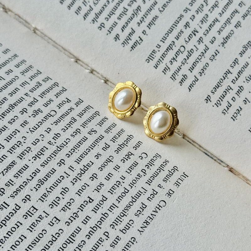 Vintage Elegant Faux Pearl Set in Gilt Frame Stud Earrings (MT2411)