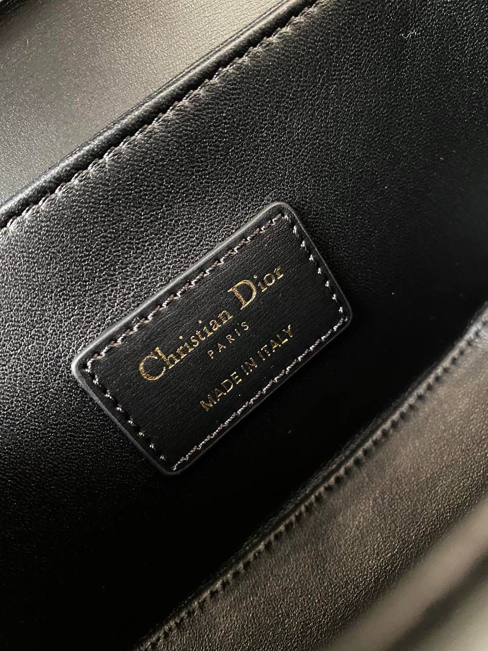 🈶 黑色小号 💙 Dior Top Handle 蒙田30 ✨ 自带手柄＋可调节肩带， 手拎👜 / 肩背 / 斜挎 都可以～ 但我个人最爱它的内里设计 💭 多隔层真的很方便，用起来很顺手 😆 📏 尺寸：19 × 9 × 8 cm