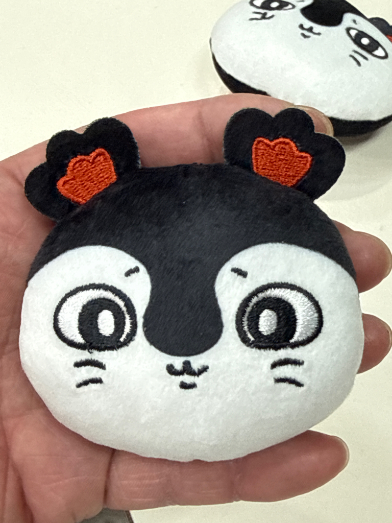 日本chiikawa劇場版海妖賽蓮 大大個公仔投扣針
