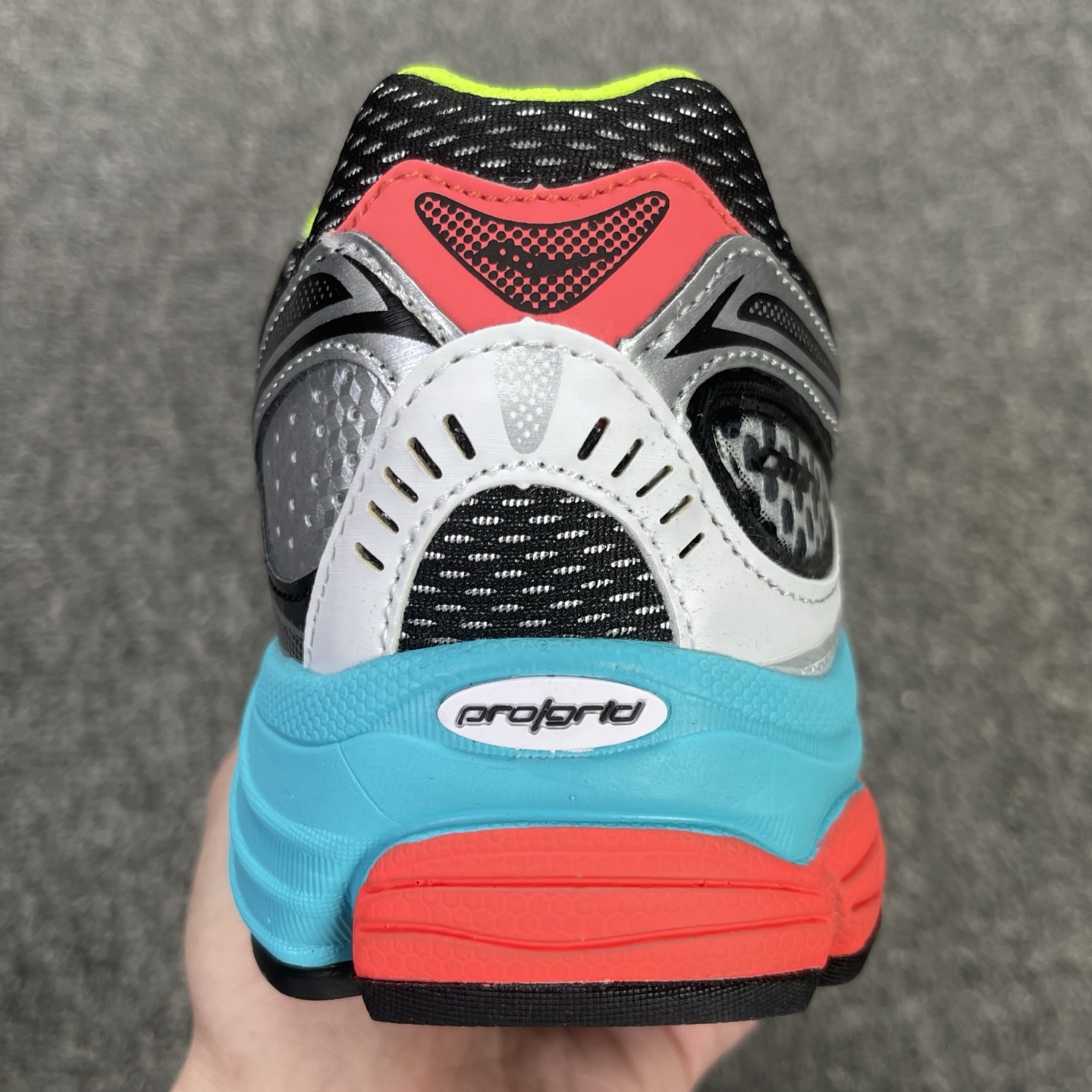 Saucony ProGrid Omni 9