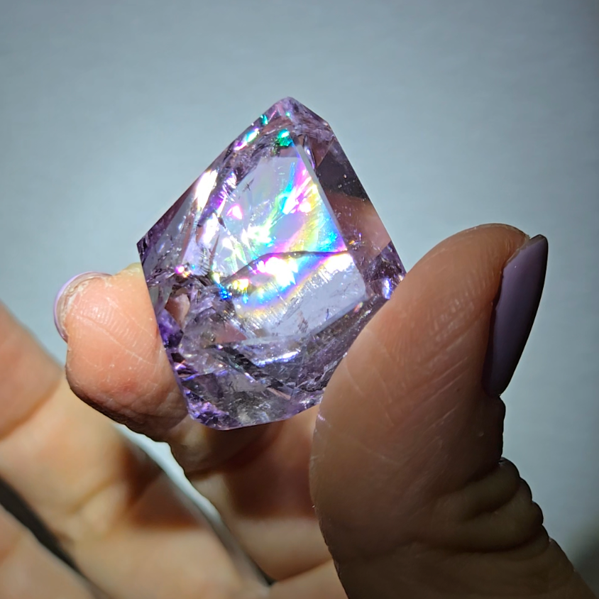 Amethyst pocket stone with rainbows and phantoms - AM82