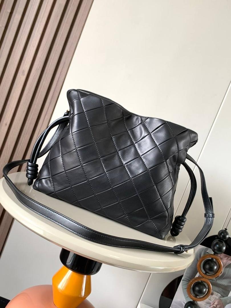 🎈褶皱羊皮福袋 —【👉🏻中号黑色到货】 编码：052028 尺寸：𝟑𝟎-𝟐𝟒.𝟓-𝟏𝟎.𝟓𝐜𝐦 ✅新款福袋采用进口纳帕小羊皮经过手工裁剪、缝合和缝制而成，🉑拆卸🉑调节肩带，多样化背法，容量超大，手感超舒适👍 ✅独家品质，对版细节，全套礼盒🎁给你满满的仪式感👍