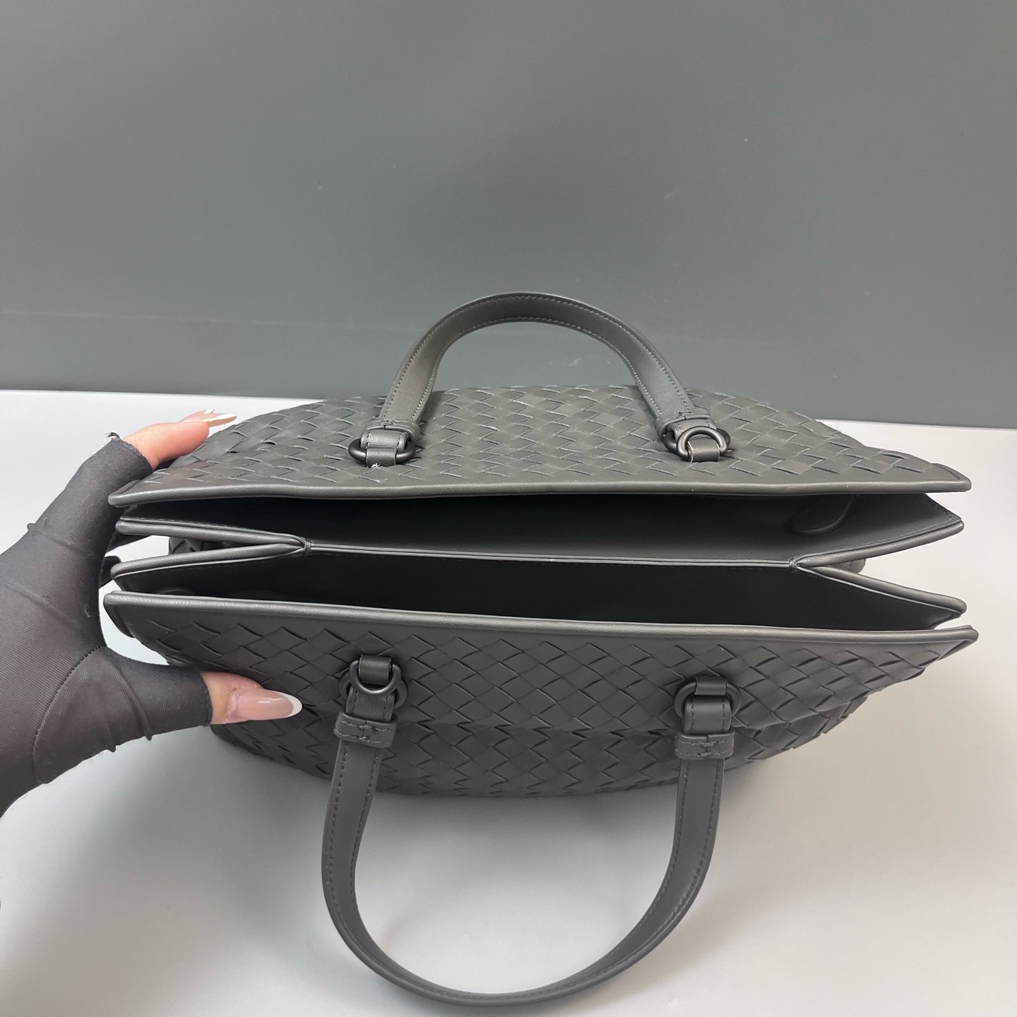 【預訂貨品】BV 灰色編織tote bag