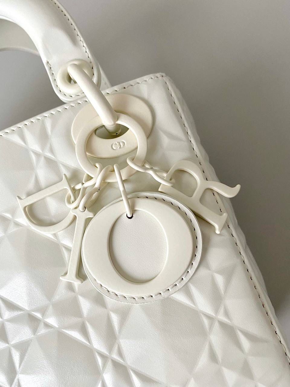 🈶钻石白 🩷𝗗𝗶𝗼𝗿 𝗟𝗮𝗱𝘆 𝗯𝗮𝗴三格 特殊处理的哑光牛皮钻石藤格纹 八个切割面挺括有型，全套磨砂材质五金 复古时髦感超强，真是什么场合都可以把住 绝对是lady中的天花板了，强势出圈啦姐妹们 17×15×7cm