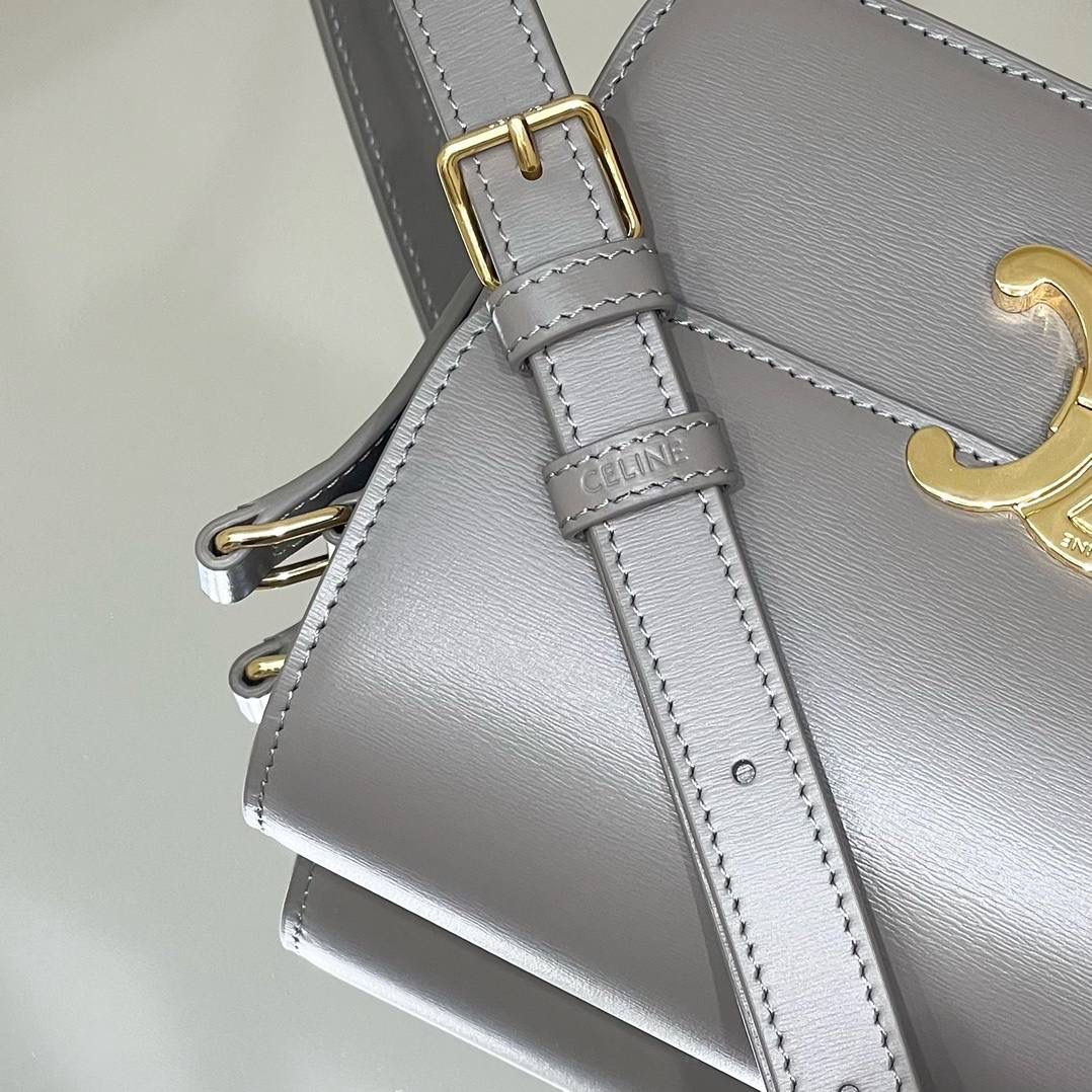 🔥大货实拍图 𝗖𝗘𝗟𝗜𝗡𝗘 ♥ 𝗧𝗘𝗘𝗡 𝗧𝗥𝗜𝗢𝗠𝗣𝗛𝗘 型号：188423 中号尺寸：22.5*16*7cm 小号尺寸：18.5*14*6cm