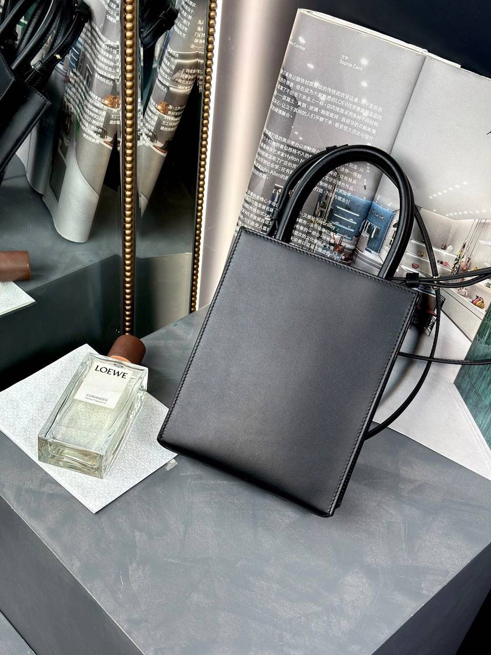 Standard A5 Tote手袋/黑色😍 小号尺寸:21-17-6cm 编码:652307 采用底部信封结构，可通过顶部提手或可拆卸肩带携带，油亮牛皮革制成，正面饰有徽章压纹，内衬人字纹棉纺布衬里。