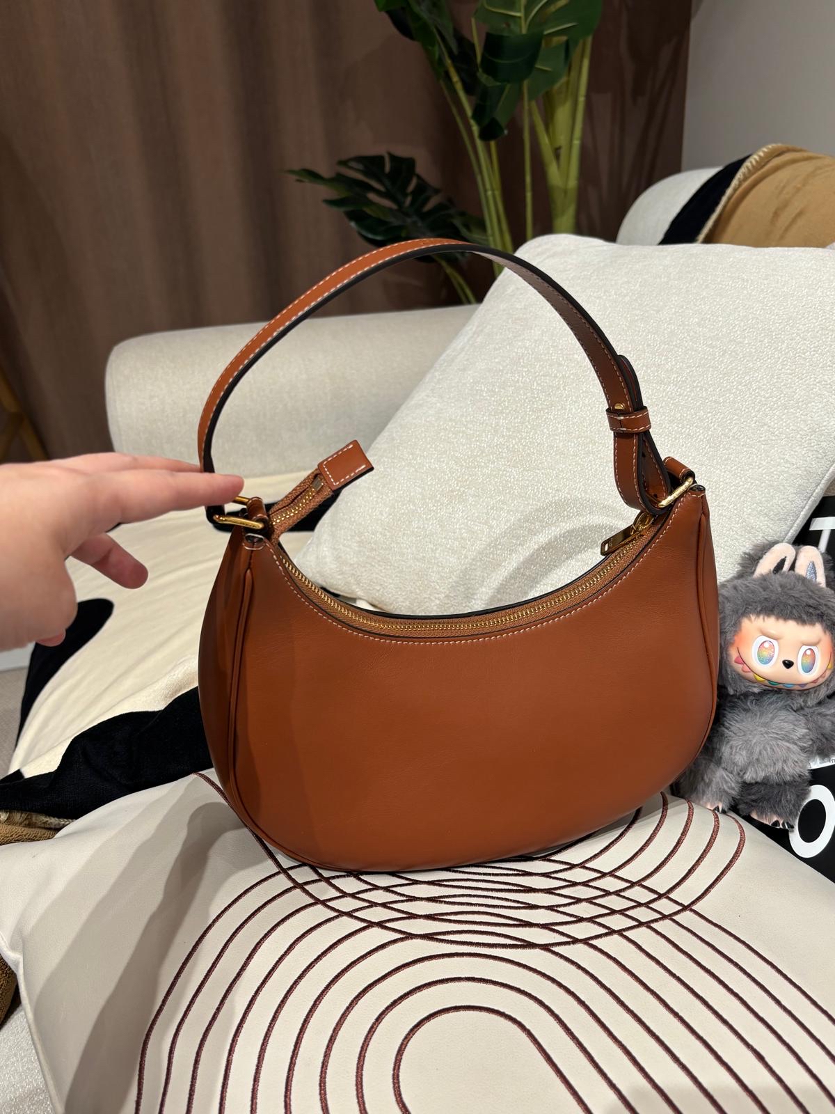 Celine Ava medium hobo calfskin 凱旋門logo 100%Authentic ,98%new✅dust bag