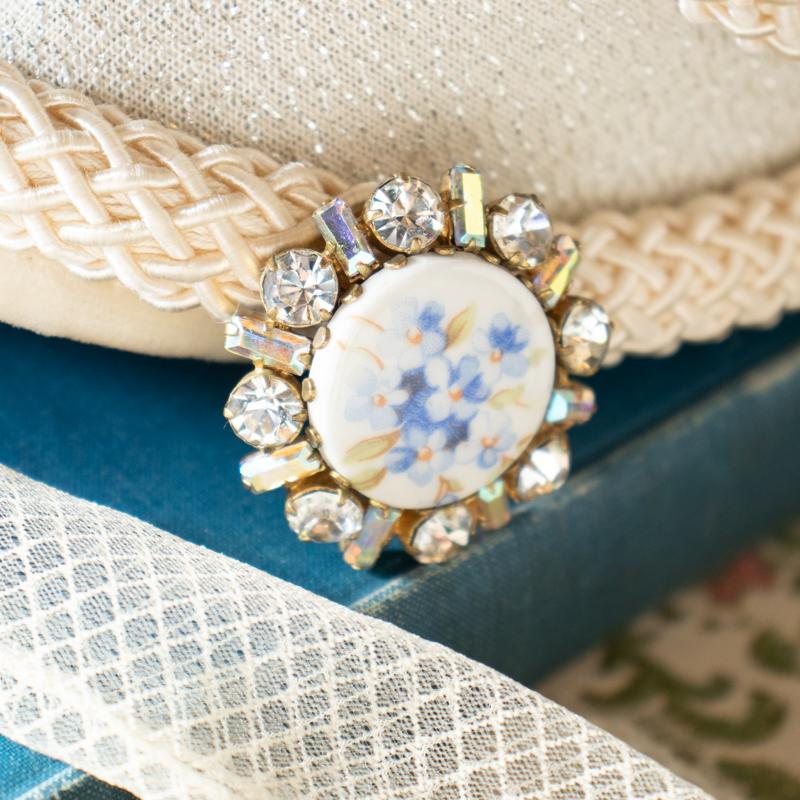Vintage Recomposed Czechoslovakia "Forget Me Not" Porcelain Set in Rhinestone Frame Brooch (MU056)