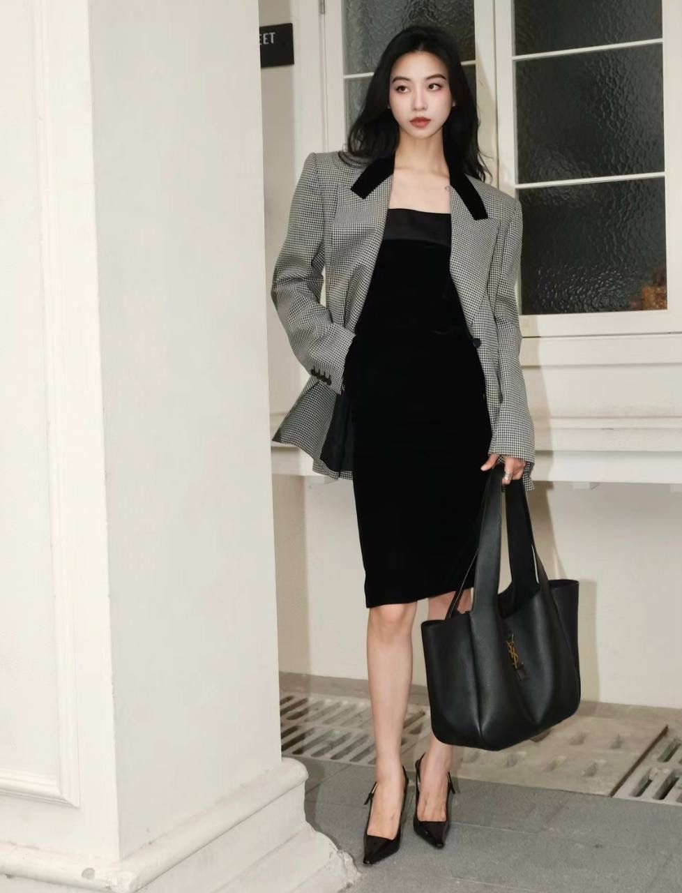 ys1 bea 鹿皮hobo tote🖤 又有漂亮又实用的大托特咯 hobo系列的延伸款 多了两个"翅膀"，哈哈，可曲可伸两种形态， 花一份钱等到了两个包，薅羊毛了哈哈哈 放14寸电脑💻no problem👌🏻 他们家的大包真的可以给人力量和自信感 这只用的居然是鹿皮，不是普通牛皮 整只包赢就赢在了皮料上 务必注意区分！ 50×28×18cm763435m